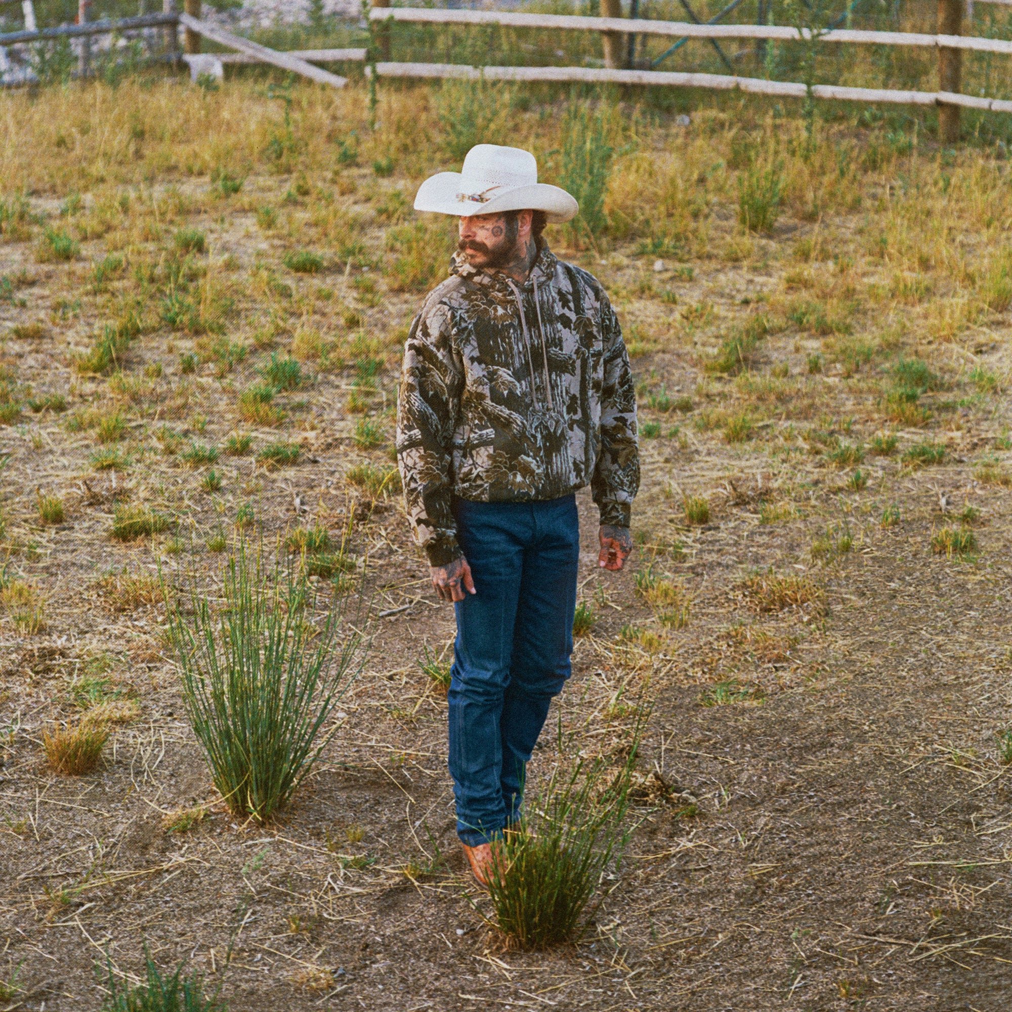 HEAVYWEIGHT FLEECE MENS RELAXED HOODIE | REALTREE CAMO PRINT CAMPAIGN IMAGERY @ | FOCUS: 0.0, 1.0, 0.9