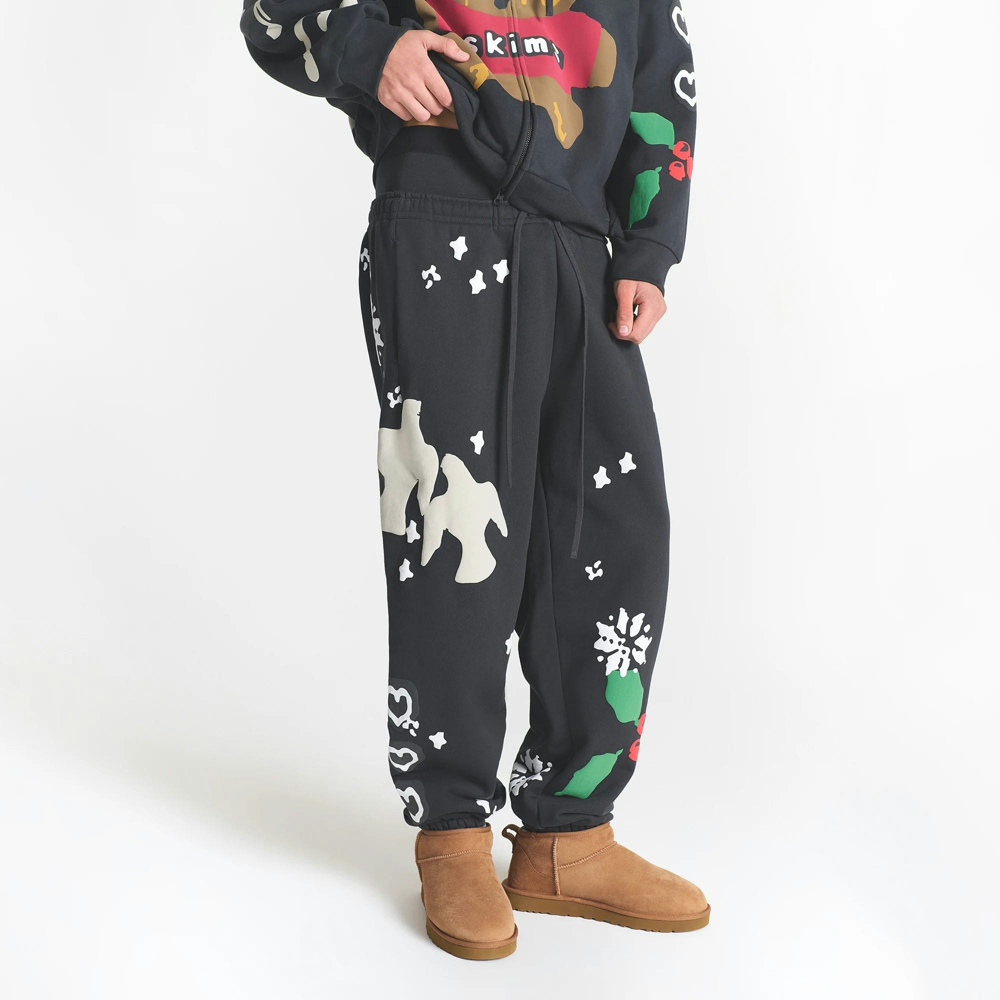 CACTUS PLANT FLEA MARKET X SKIMS HEAVYWEIGHT FLEECE MENS RELAXED ZIP UP HOODIE | ONYX TEDDY BEAR PRINT ON A MODEL SIDE VIEW @ | FOCUS: 0.0, 1.0, 0.9