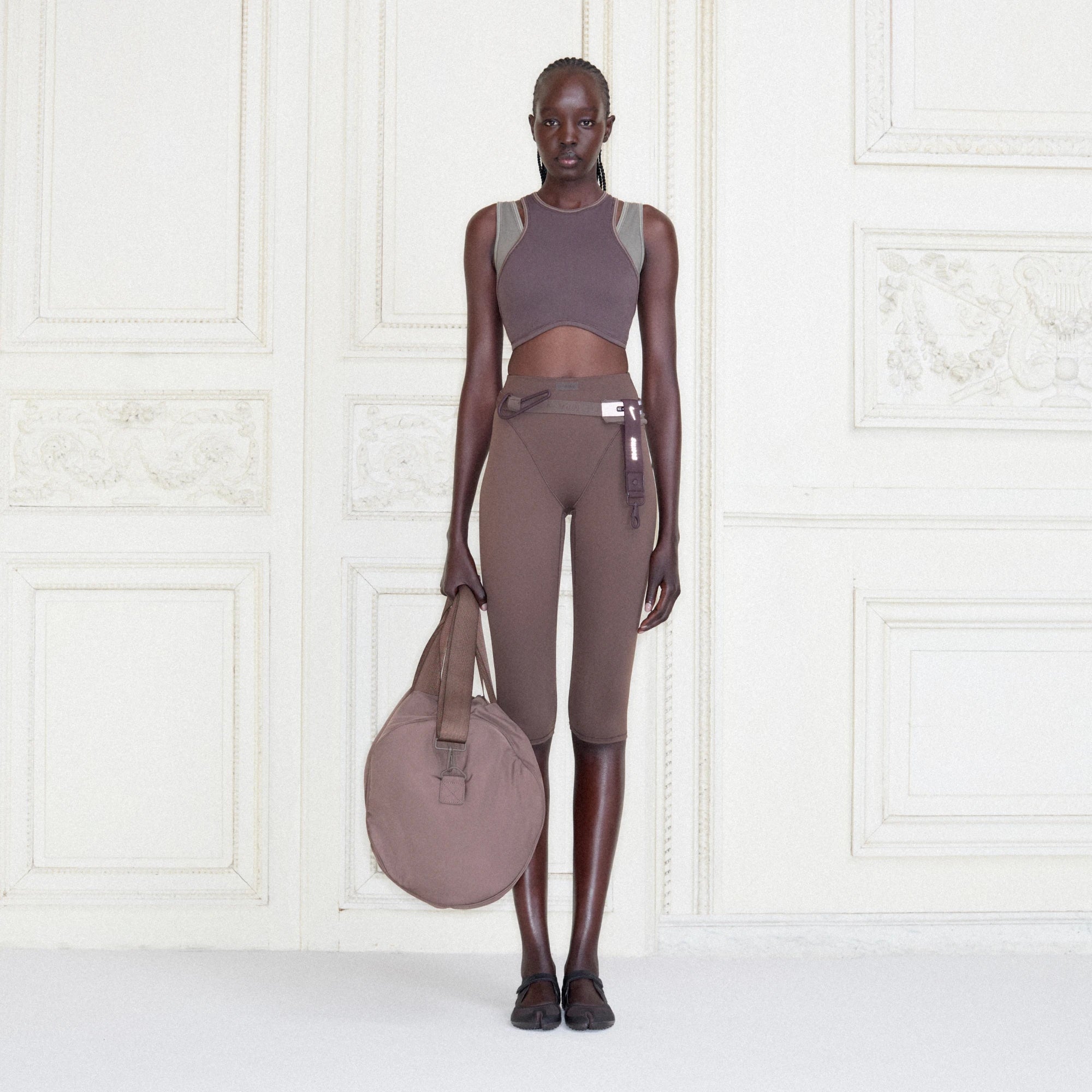 NikeSKIMS MATTE 17" V-LINE CROP LEGGING | DARK SEPIA CAMPAIGN @ | FOCUS: 0.0, 1.0, 0.9