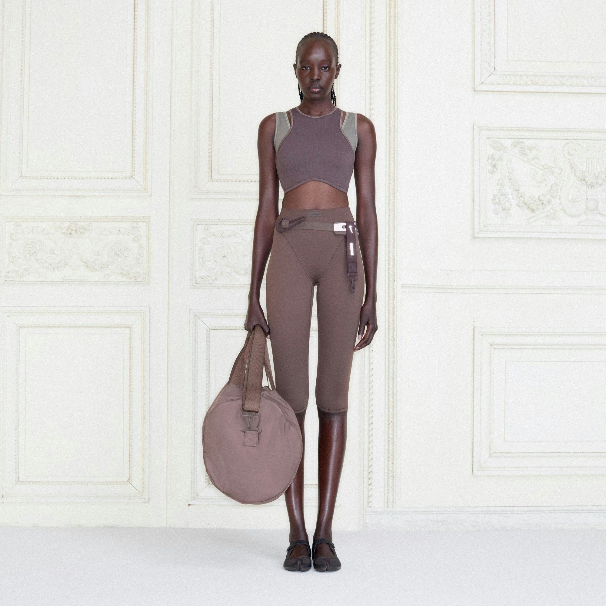 NikeSKIMS MATTE 17" V-LINE CROP LEGGING | DARK SEPIA CAMPAIGN @ | FOCUS: 0.0, 1.0, 0.9