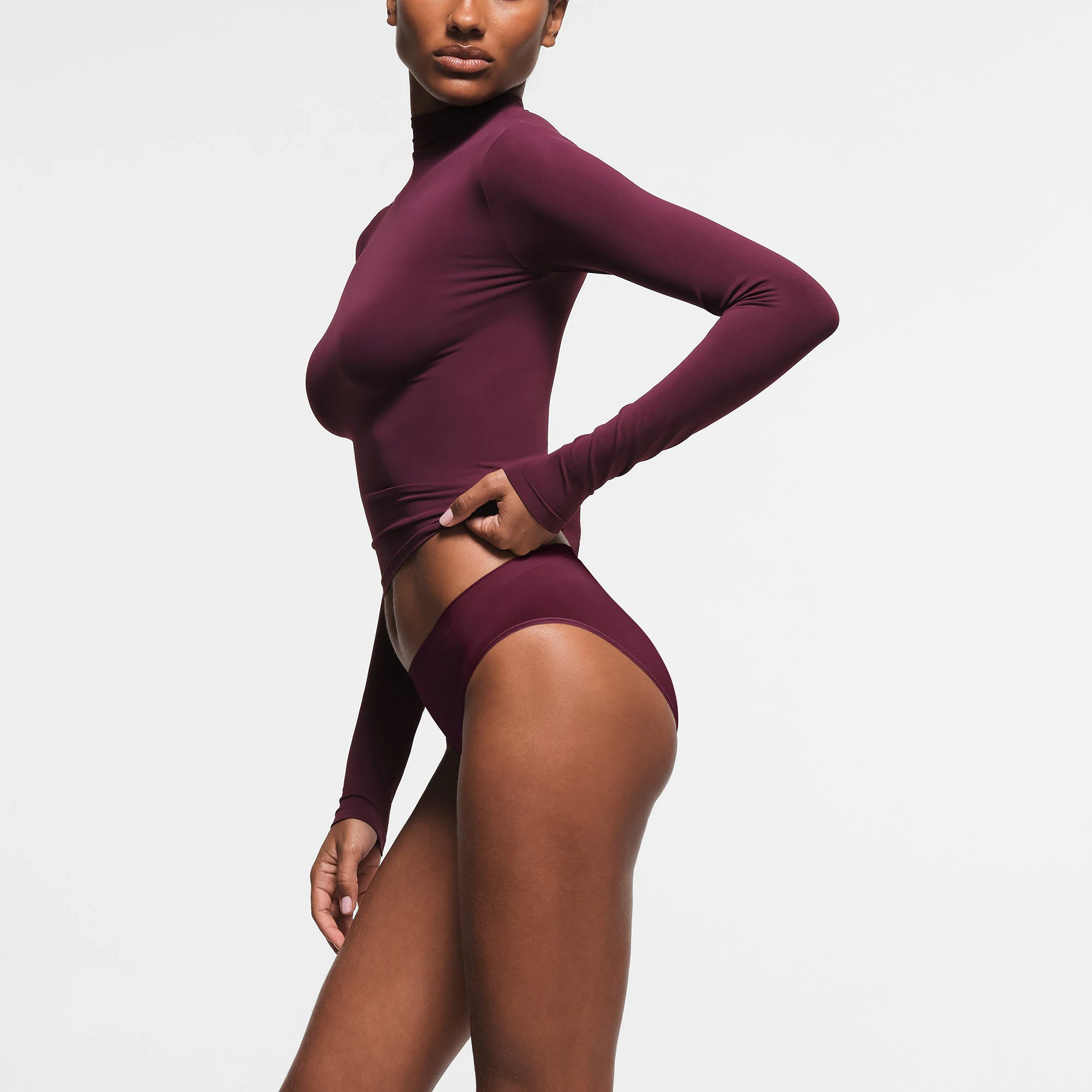 SOFT SMOOTHING SEAMLESS BRIEF | DEEP BERRY ON A MODEL SIDE VIEW