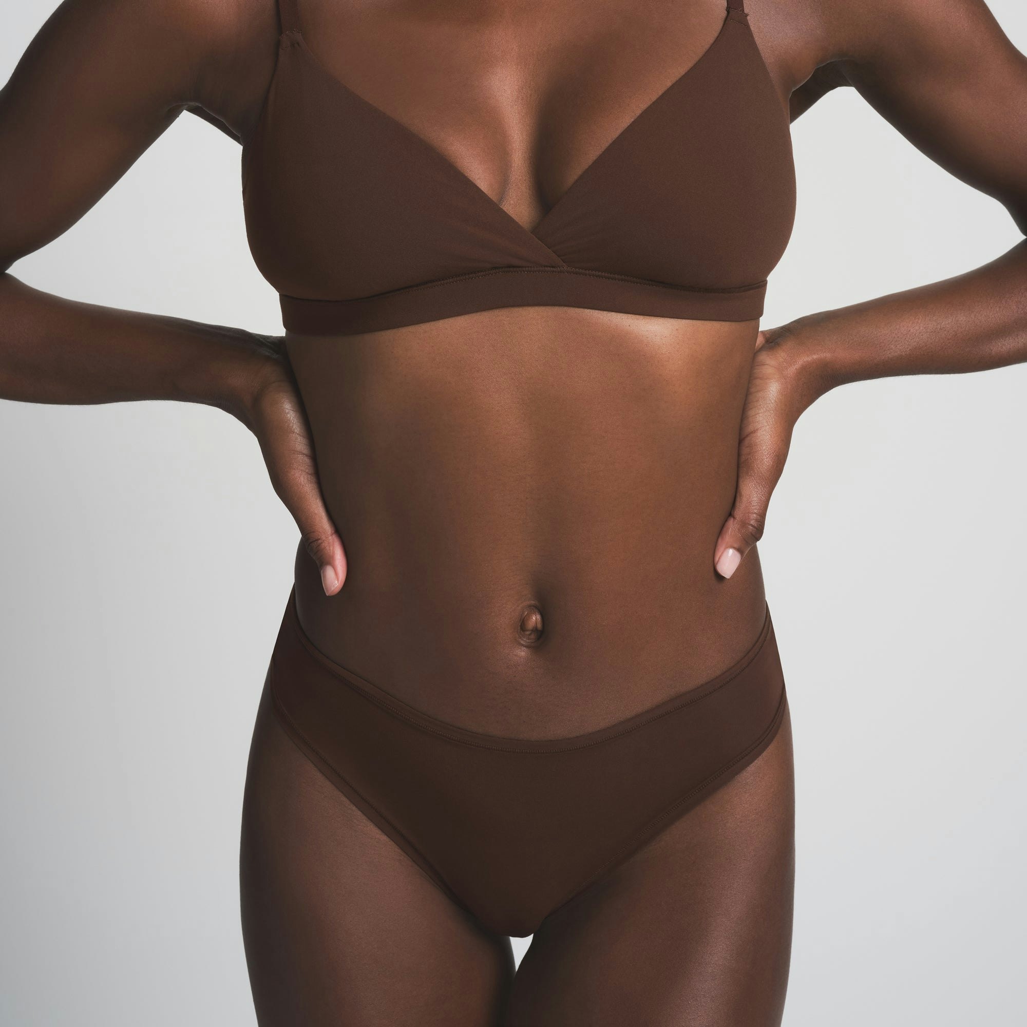 FITS EVERYBODY CHEEKY BRIEF | COCOA ON A MODEL FRONT VIEW | FOCUS: 0.0, 1.0, 0.9