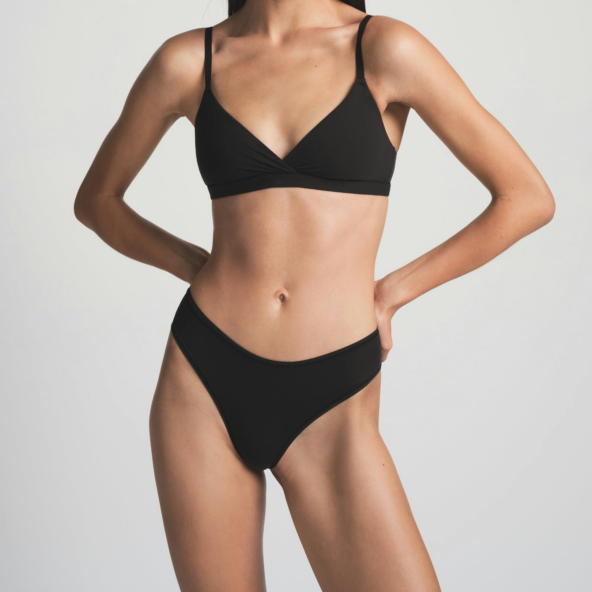 FITS EVERYBODY CHEEKY BRIEF | ONYX ON A MODEL FRONT VIEW | FOCUS: 0.0, 1.0, 0.9