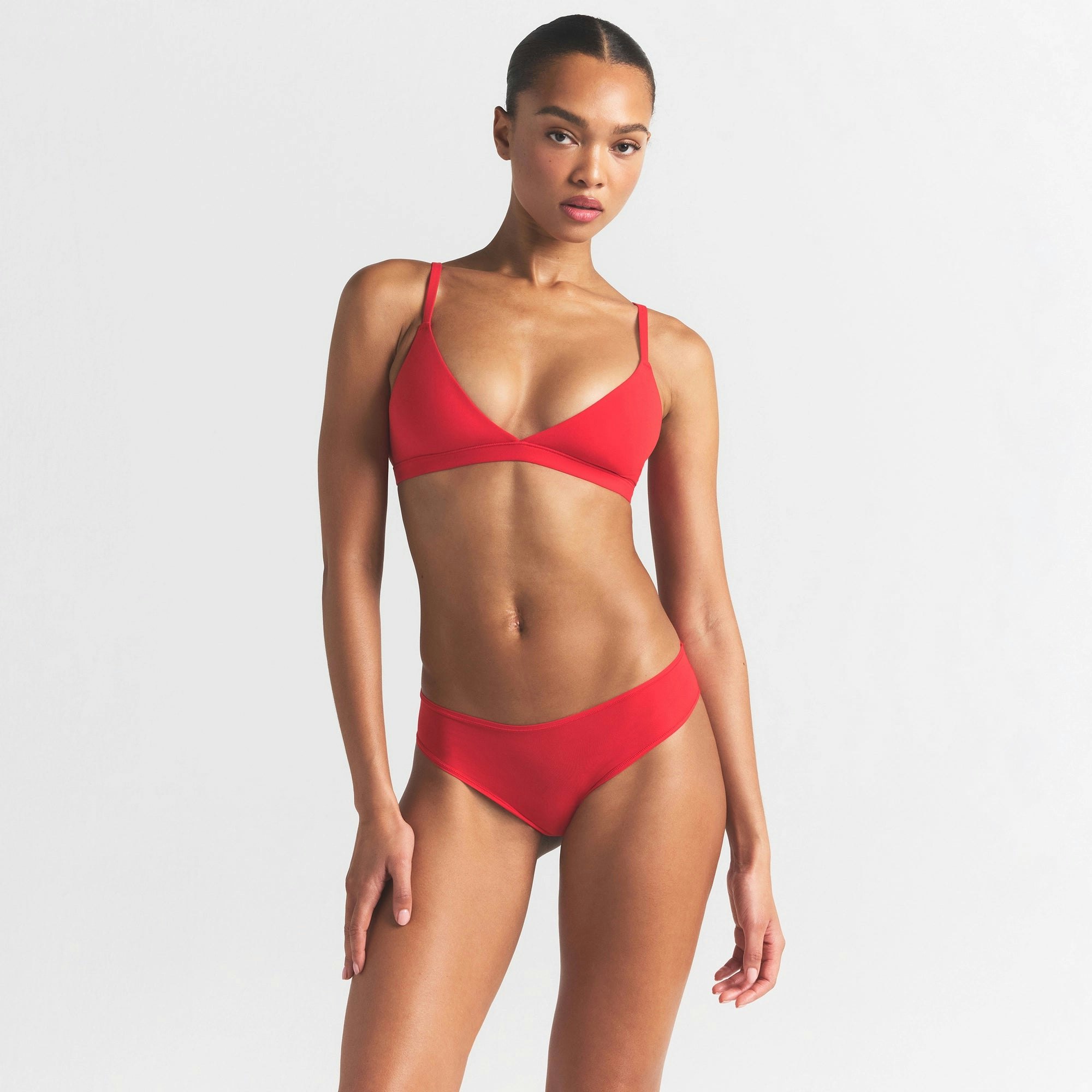 FITS EVERYBODY CHEEKY BRIEF | CHERRY ON A MODEL SIDE VIEW @ | FOCUS: 0.0, 1.0, 0.9