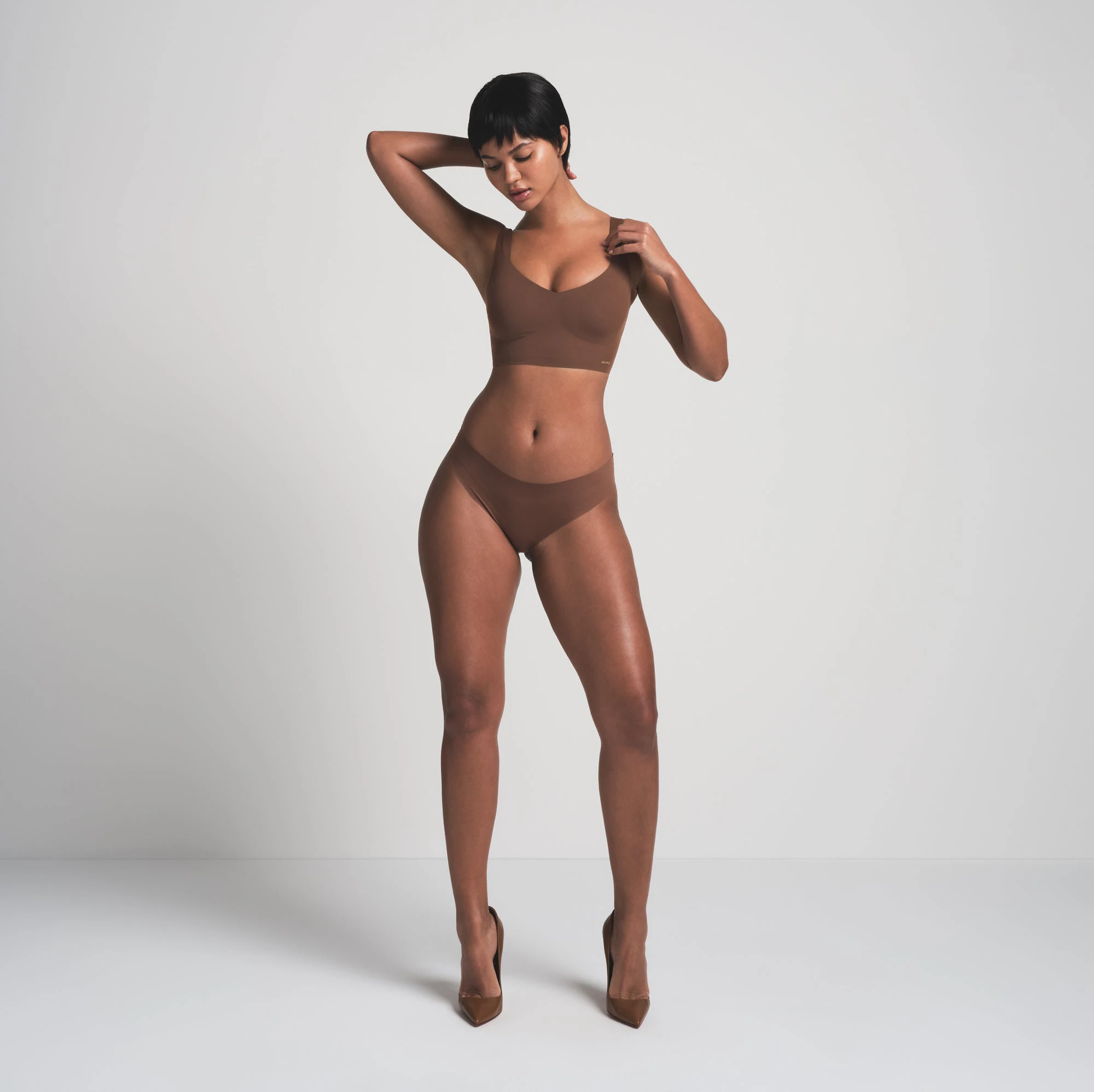 NAKED BIKINI WORN BY A MODEL IN FRONT VIEW  | FOCUS: 0.0, 1.0, 0.9