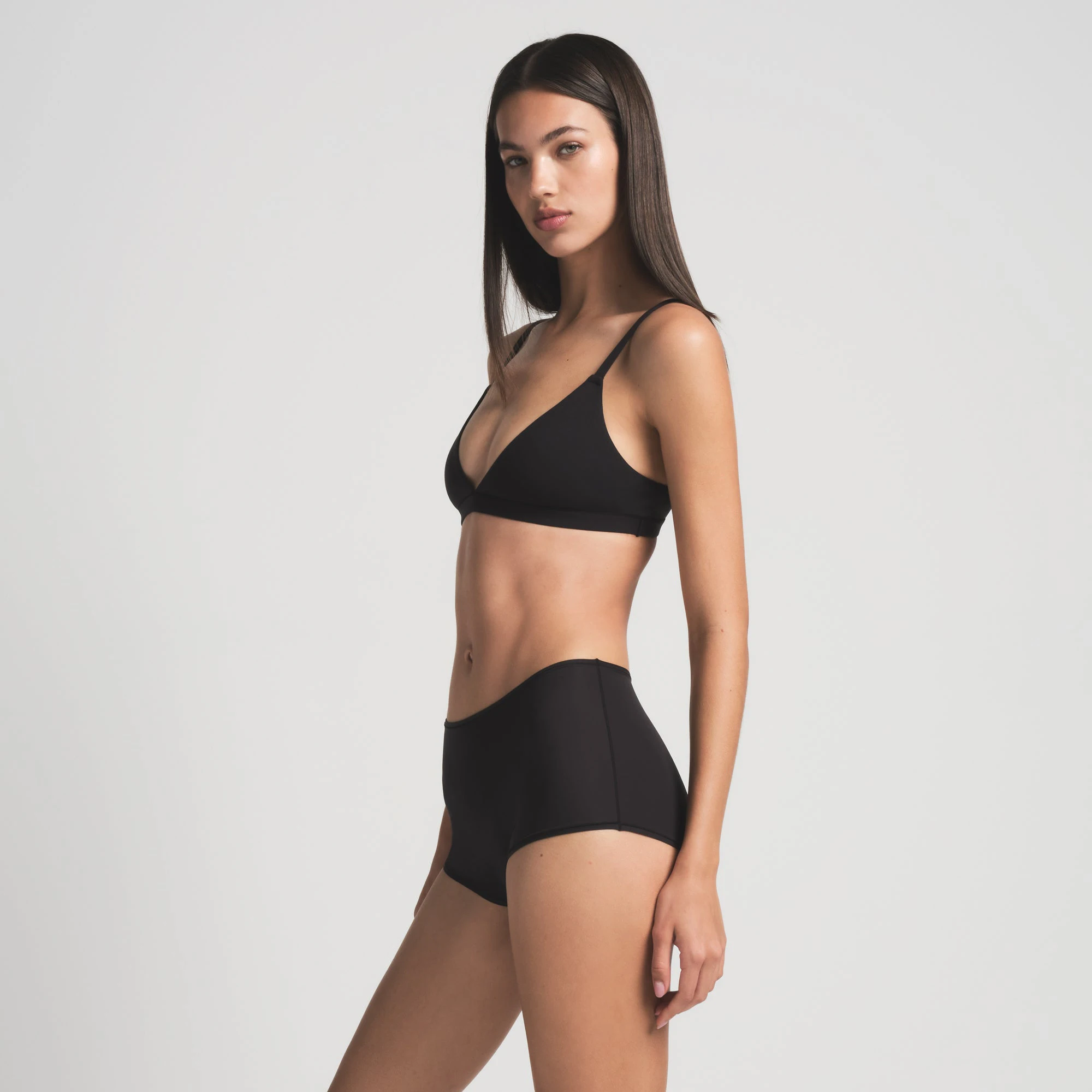 FITS EVERYBODY BOY SHORT | ONYX ON A MODEL FRONT VIEW | FOCUS: 0.0, 1.0, 0.9