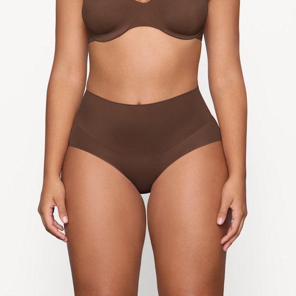SMOOTHING INTIMATES HIGH-WAISTED BRIEF | JASPER ON A MODEL FRONT VIEW