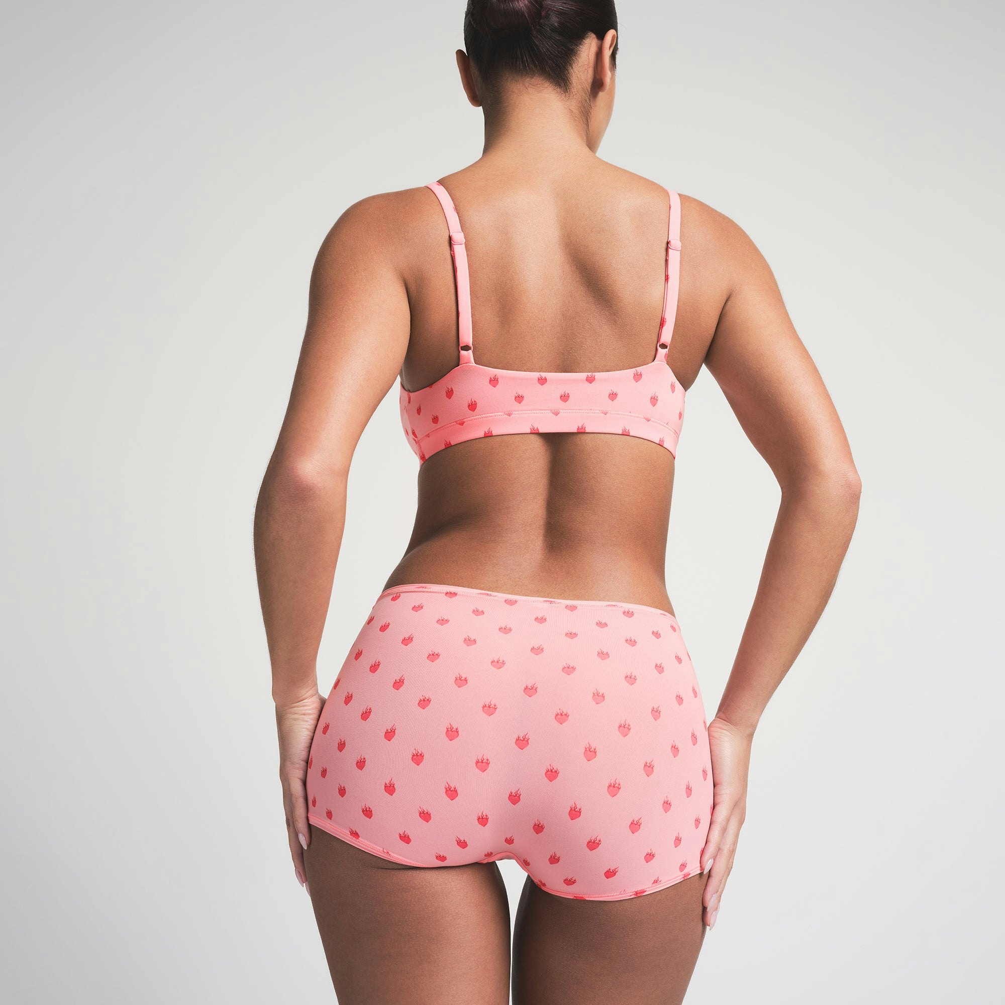 FITS EVERYBODY BOY SHORT 5-PACK | FLAMING HEART MULTI ON A MODEL BACK VIEW | FOCUS: 0.0, 1.0, 0.9