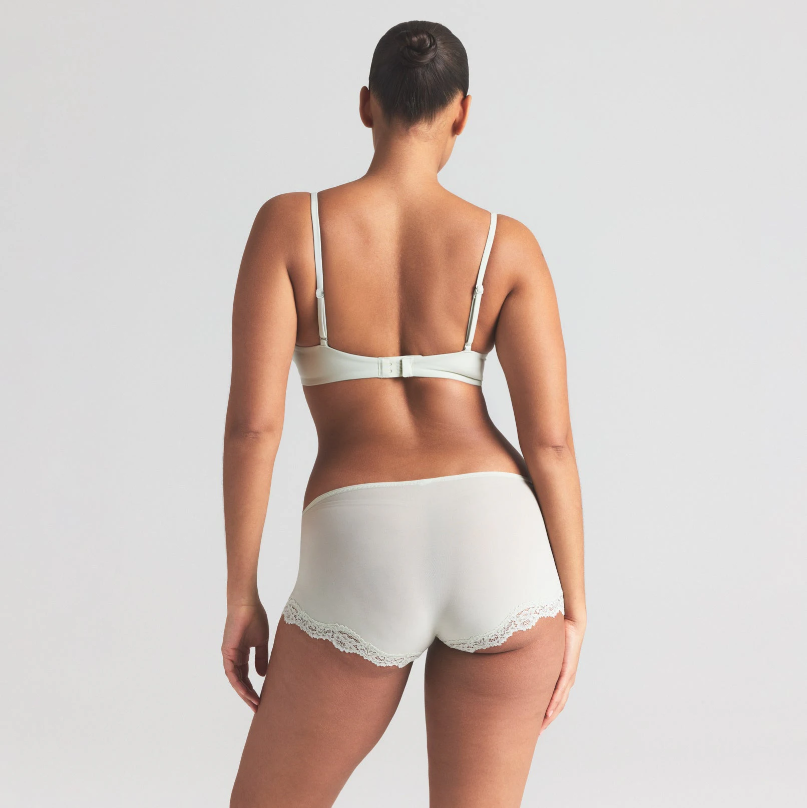 FITS EVERYBODY LACE BOY SHORT | SPEARMINT ON A MODEL SIDE VIEW | FOCUS: 0.0, 1.0, 0.9