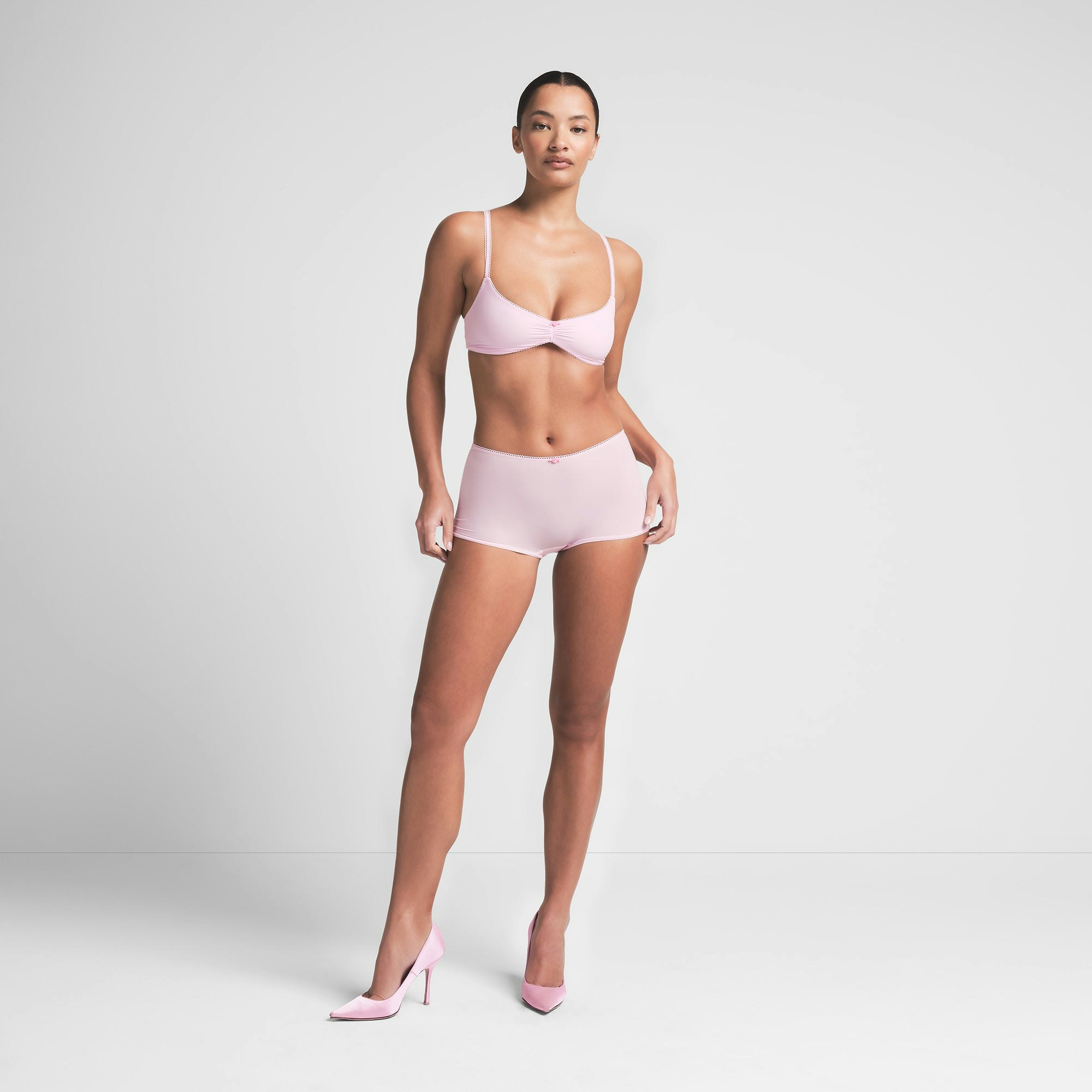 FITS EVERYBODY PICOT BOY SHORT | CHERRY BLOSSOM TONAL ON A MODEL FRONT VIEW | FOCUS: 0.0, 1.0, 0.9