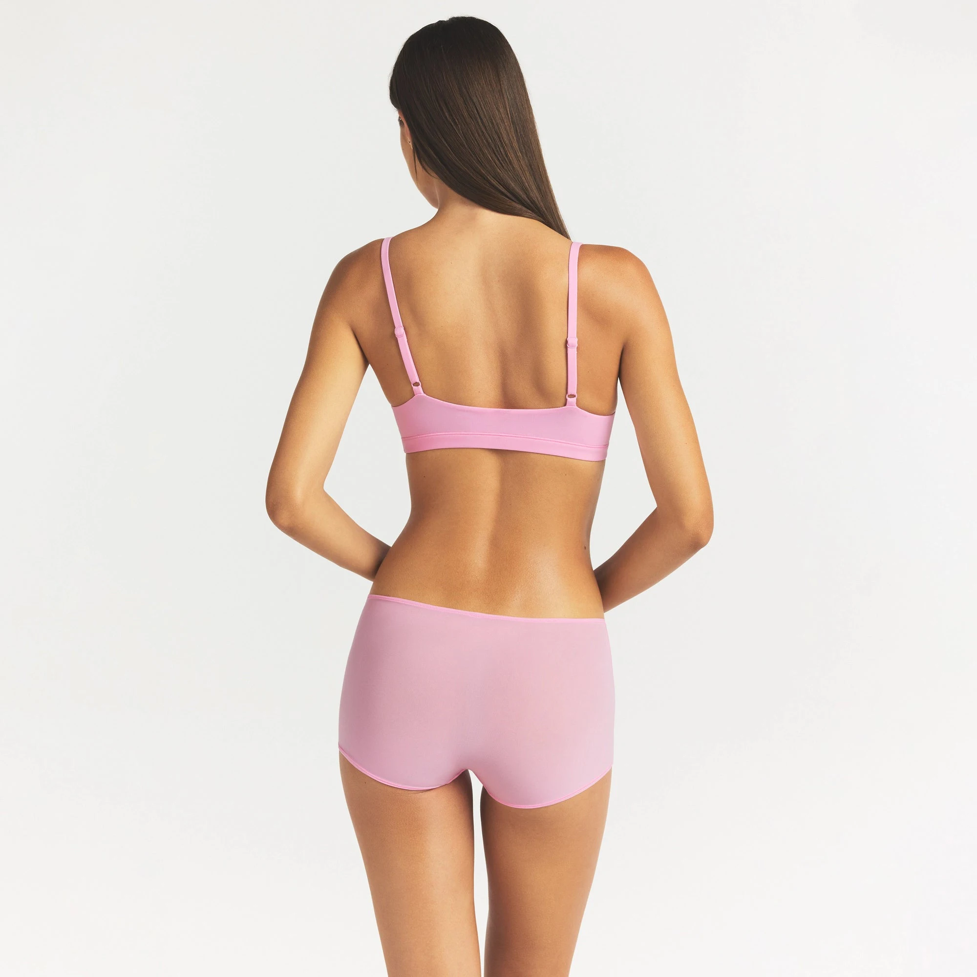 FITS EVERYBODY BOY SHORT | BUBBLE GUM ON A MODEL SIDE VIEW @ | FOCUS: 0.0, 1.0, 0.9