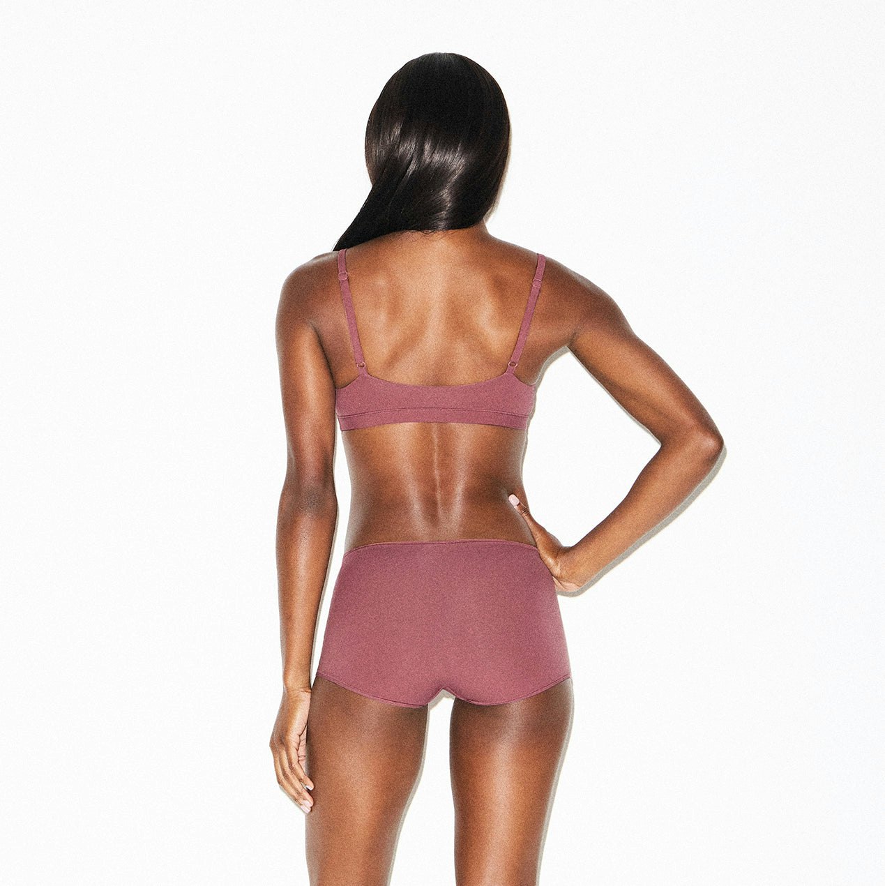 FITS EVERYBODY BOY SHORT | BEET ON A MODEL BACK VIEW @ | FOCUS: 0.0, 1.0, 0.9