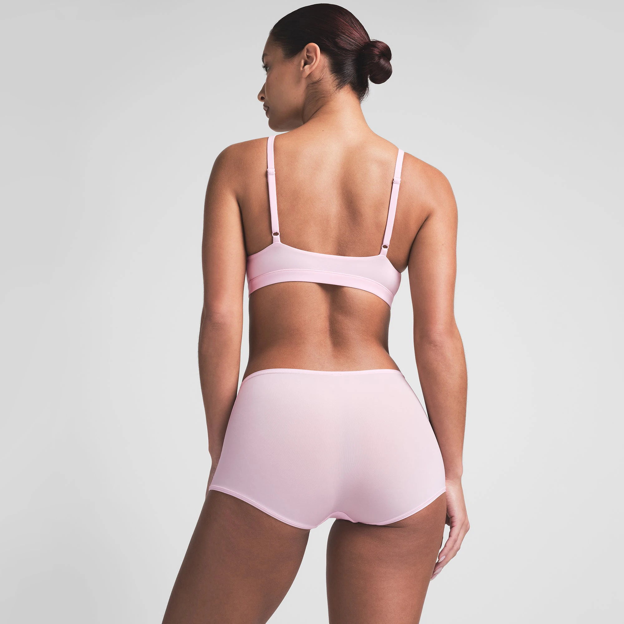 FITS EVERYBODY BOY SHORT | CHERRY BLOSSOM ON A MODEL BACK VIEW | FOCUS: 0.0, 1.0, 0.9