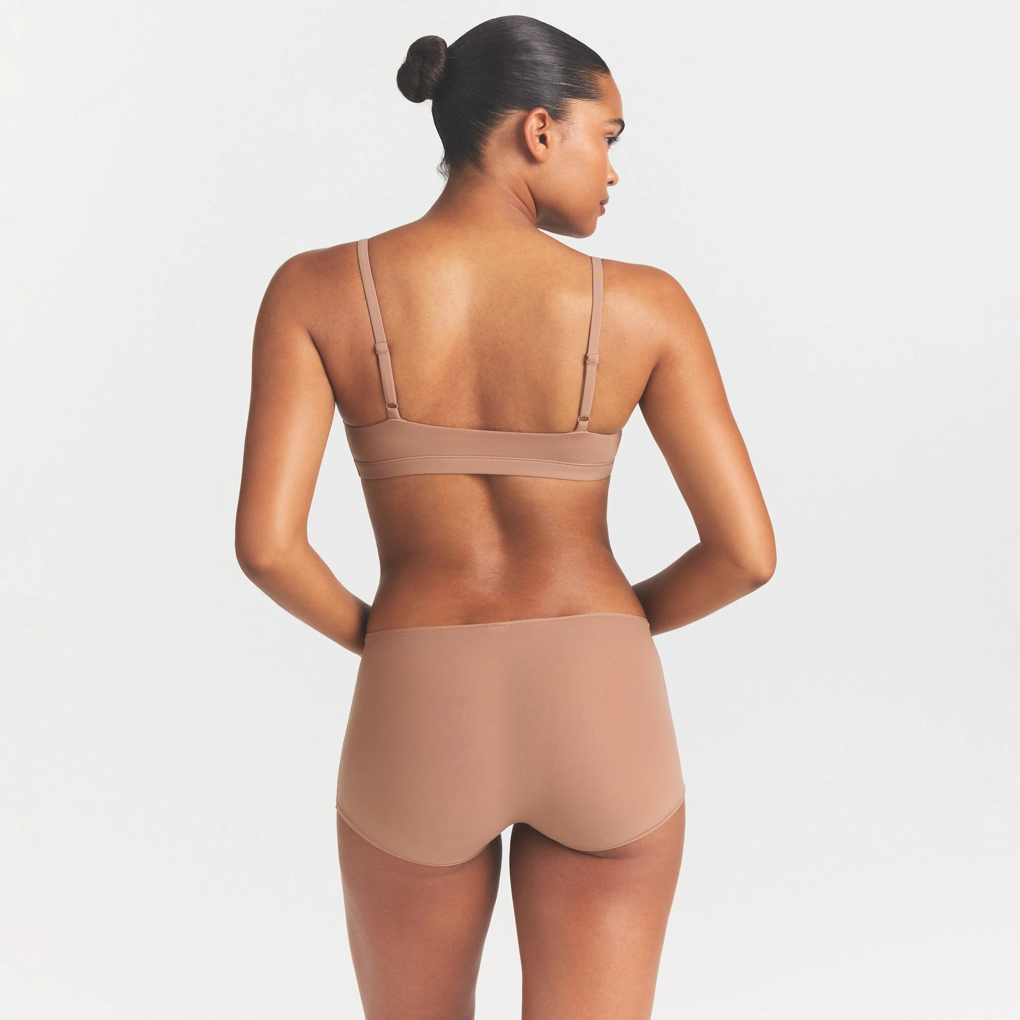 FITS EVERYBODY BOY SHORT | SIENNA ON A MODEL SIDE VIEW