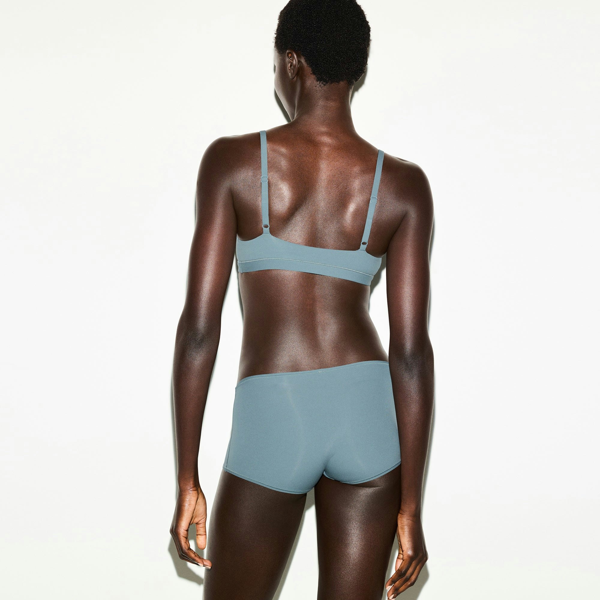 FITS EVERYBODY BOY SHORT | ZIRCON ON A MODEL SIDE VIEW @ | FOCUS: 0.0, 1.0, 0.9