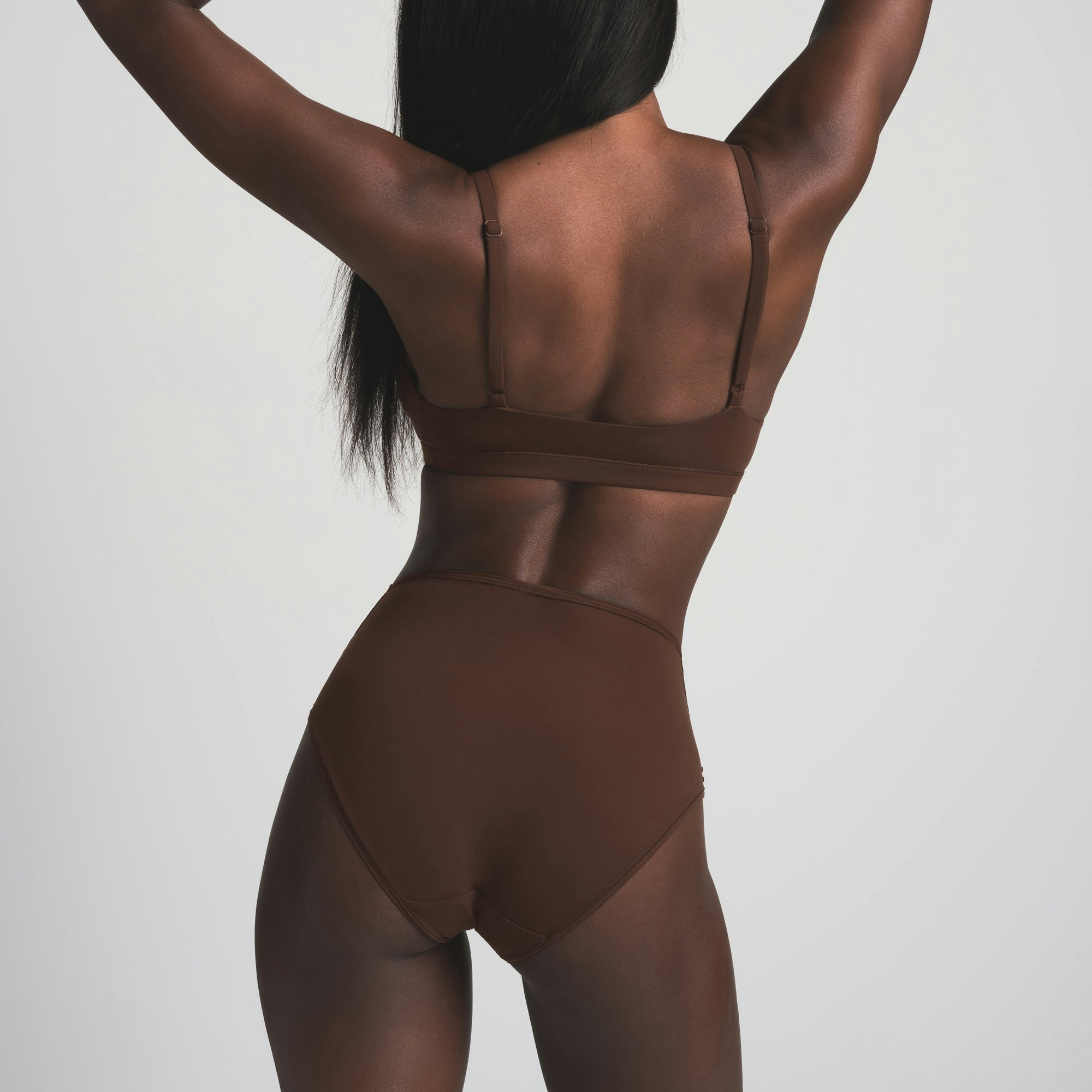 FITS EVERYBODY FULL BRIEF | COCOA ON A MODEL BACK VIEW | FOCUS: 0.0, 1.0, 0.9