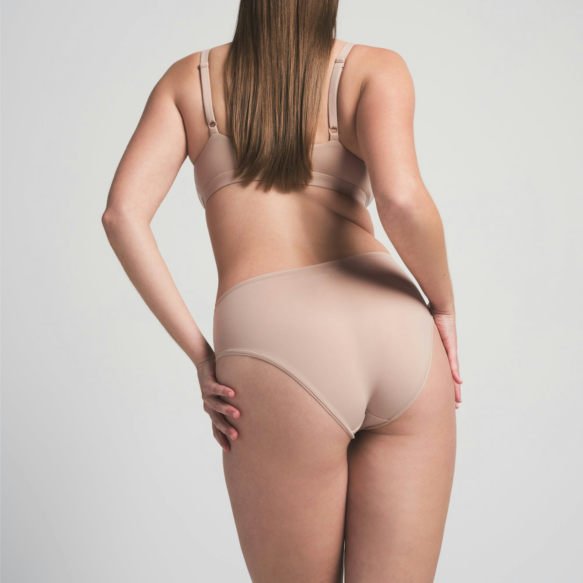 FITS EVERYBODY BRIEF | MICA ON A MODEL BACK VIEW | FOCUS: 0.0, 1.0, 0.9