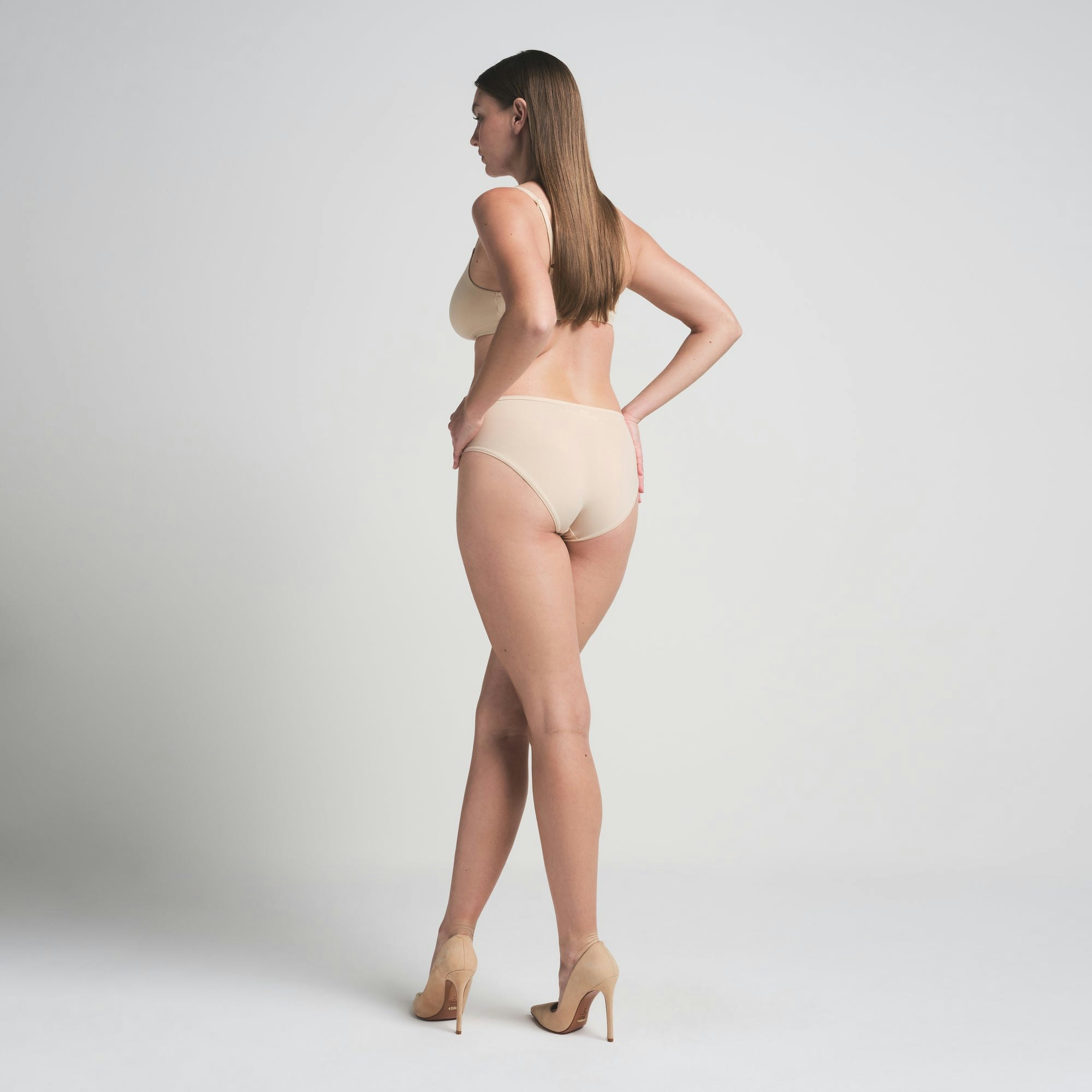 FITS EVERYBODY BRIEF | SAND ON A MODEL BACK VIEW | FOCUS: 0.0, 1.0, 0.9