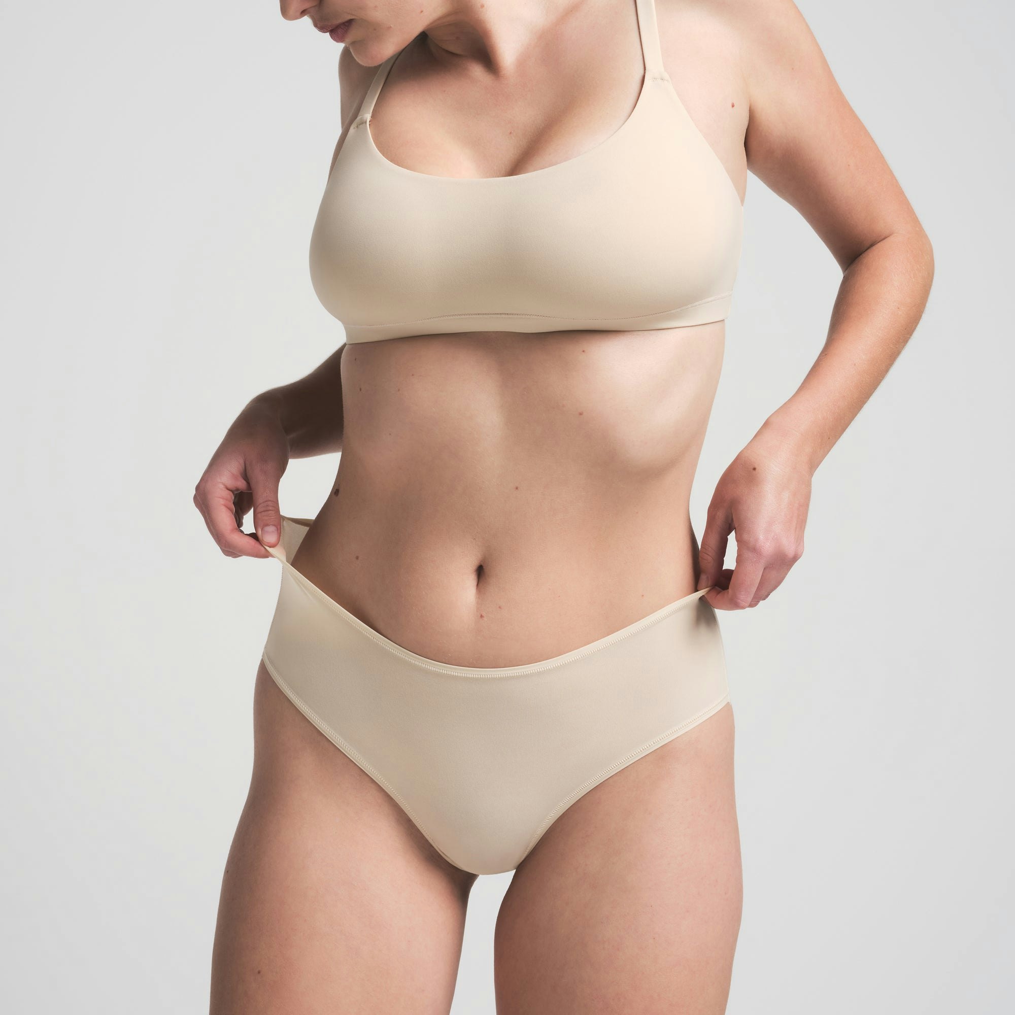FITS EVERYBODY BRIEF | SAND ON A MODEL FRONT VIEW | FOCUS: 0.0, 1.0, 0.9