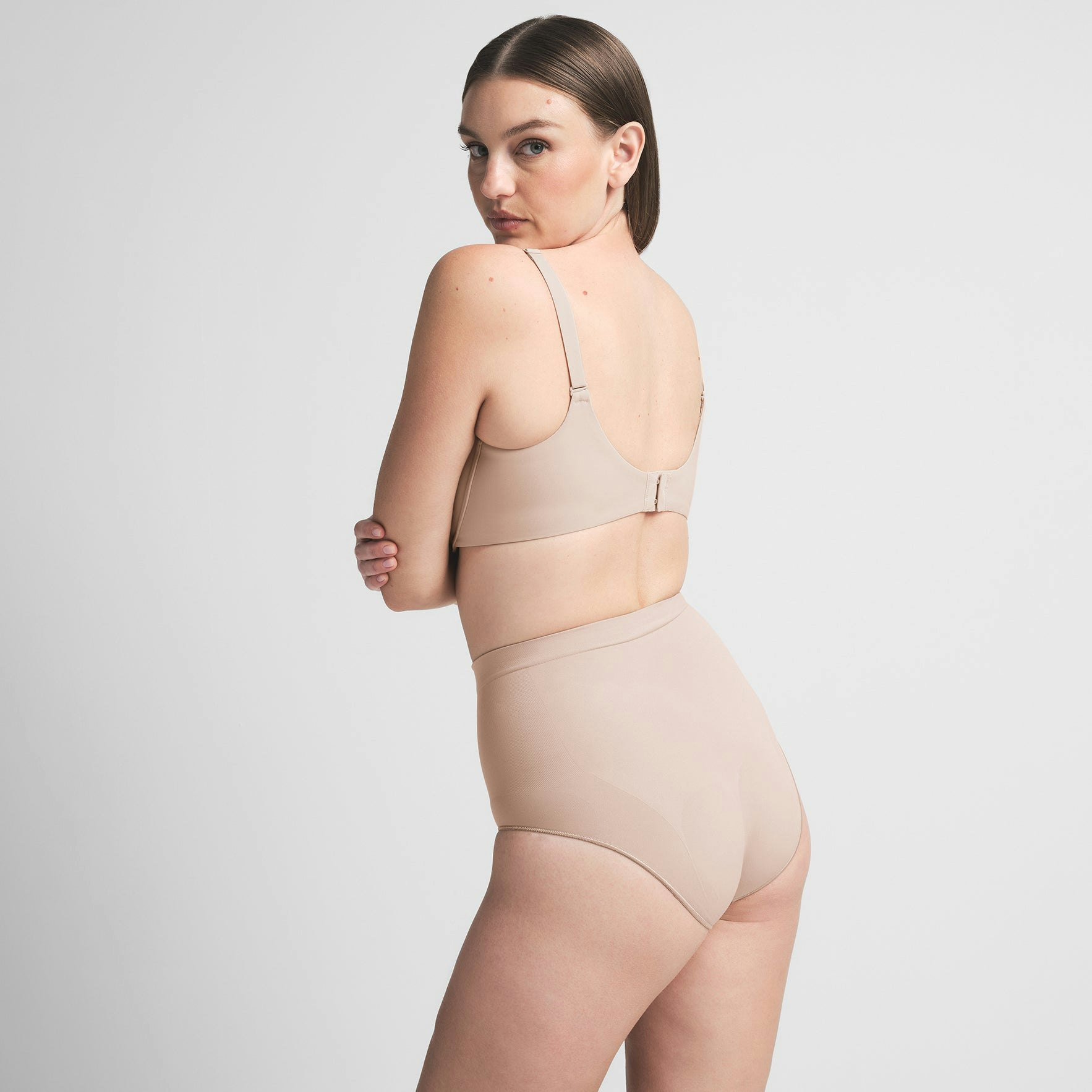 SEAMLESS SCULPT MID WAIST BRIEF | MICA ON A MODEL BACK VIEW | FOCUS: 0.0, 1.0, 0.9