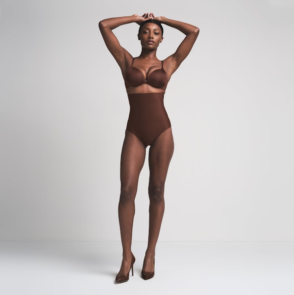 SKIMS BODY CORE SCULPT HIGH-WAISTED BRIEF | COCOA ON A MODEL FRONT VIEW | FOCUS: 0.0, 1.0, 0.9