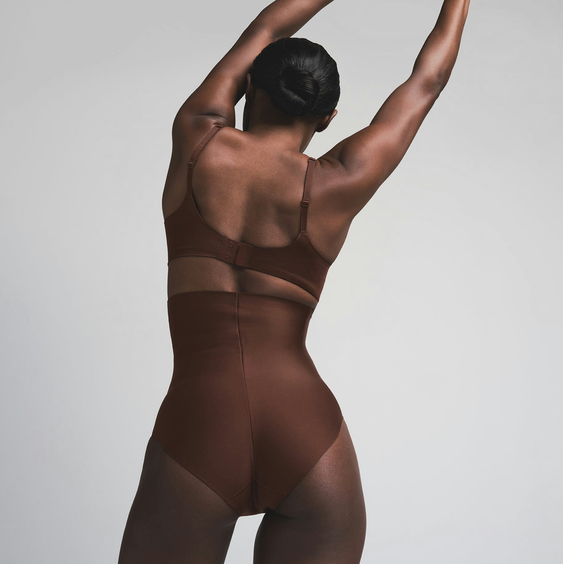 SKIMS BODY CORE SCULPT HIGH-WAISTED BRIEF | COCOA  ON A MODEL BACK VIEW | FOCUS: 0.0, 1.0, 0.9