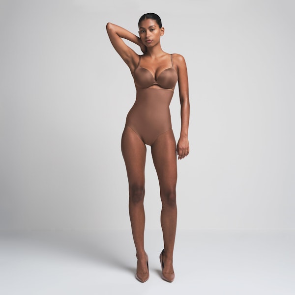 SKIMS BODY CORE SCULPT HIGH-WAISTED BRIEF | JASPER ON A MODEL FRONT VIEW | FOCUS: 0.0, 1.0, 0.9