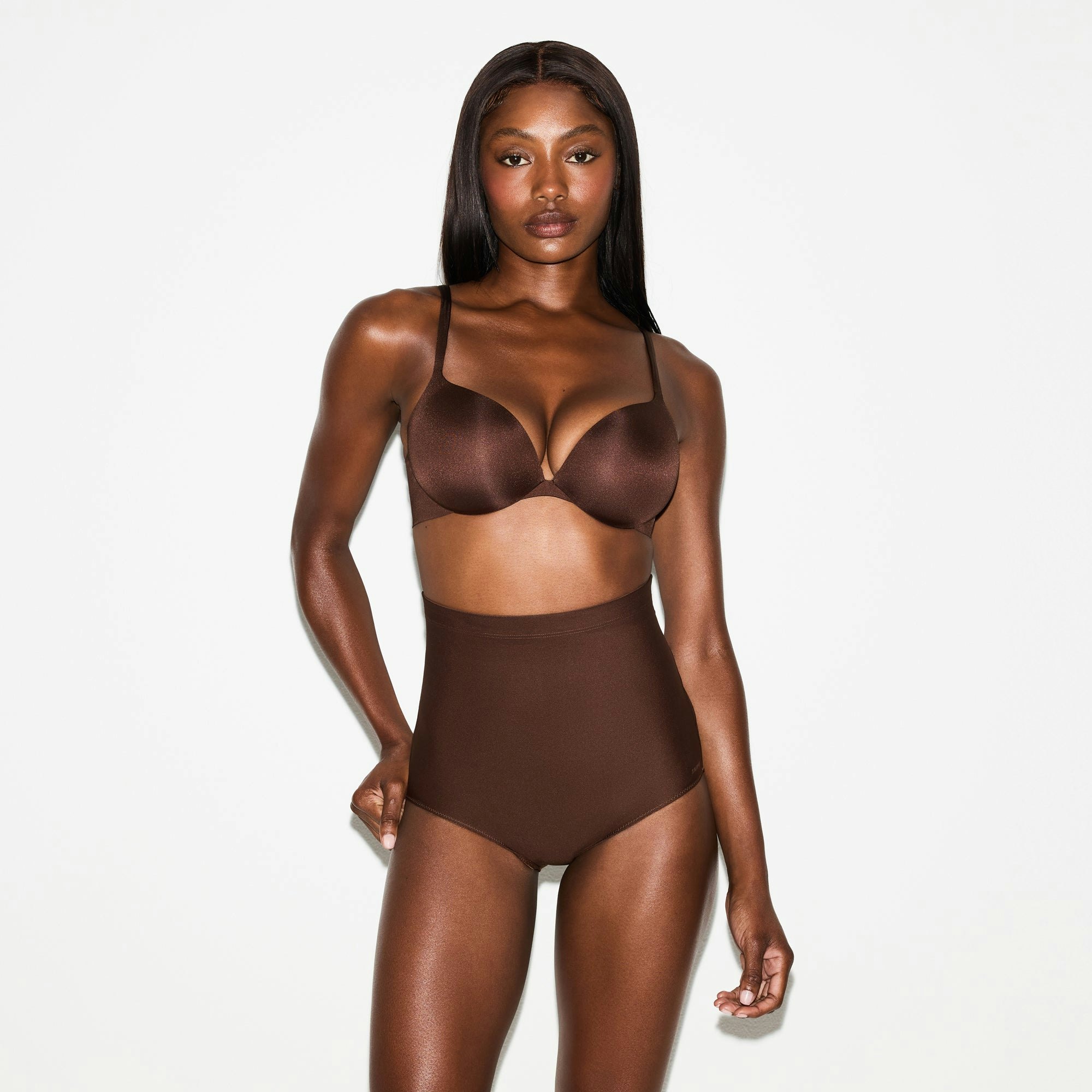 SKIMS BODY CORE SCULPT BUTT LIFTING BRIEF | COCOA ON A MODEL SIDE VIEW @ | FOCUS: 0.0, 1.0, 0.9