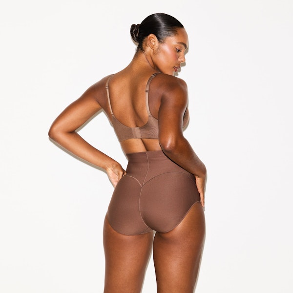 SKIMS BODY CORE SCULPT BUTT LIFTING BRIEF | JASPER ON A MODEL SIDE VIEW @ | FOCUS: 0.0, 1.0, 0.9