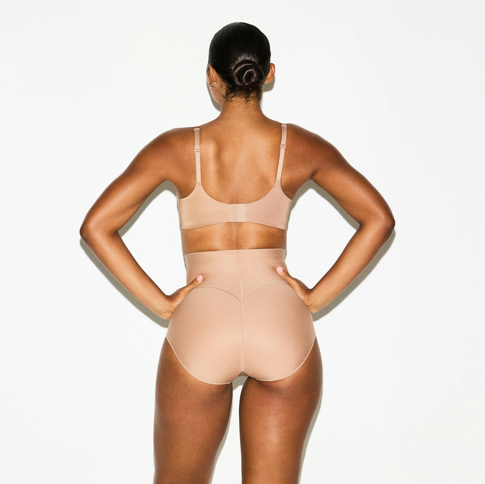 SKIMS BODY CORE SCULPT BUTT LIFTING BRIEF | SIENNA ON A MODEL SIDE VIEW @ | FOCUS: 0.0, 1.0, 0.9