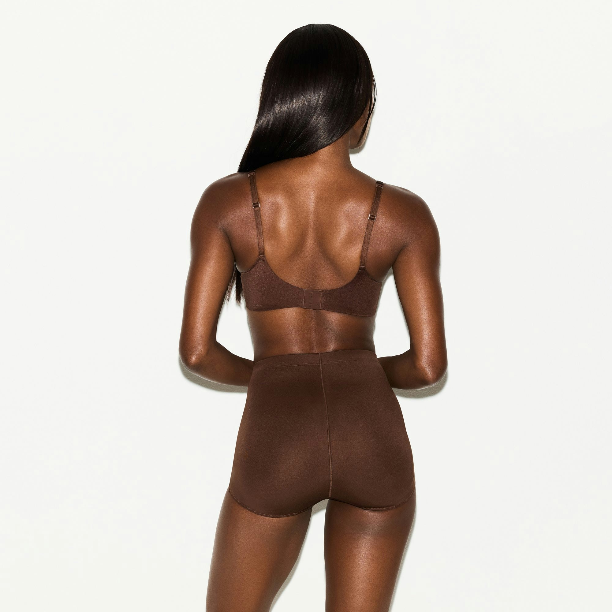 SKIMS BODY BUTT ENHANCING BRIEF | COCOA ON A MODEL SIDE VIEW @ | FOCUS: 0.0, 1.0, 0.9