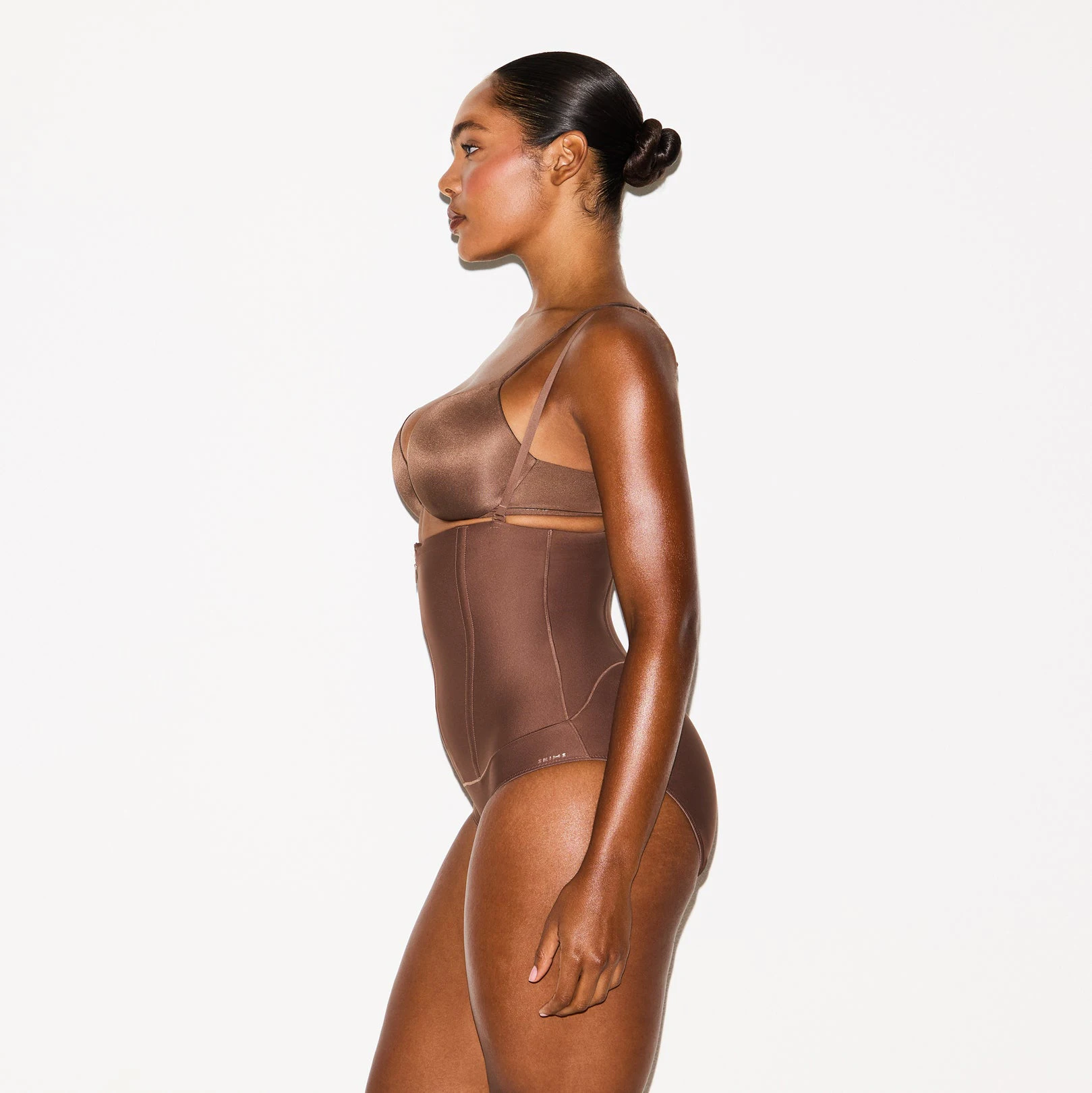 SKIMS BODY CORE SCULPT WAIST CINCHER BUTT LIFTING BRIEF | JASPER ON A MODEL SIDE VIEW @ | FOCUS: 0.0, 1.0, 0.9
