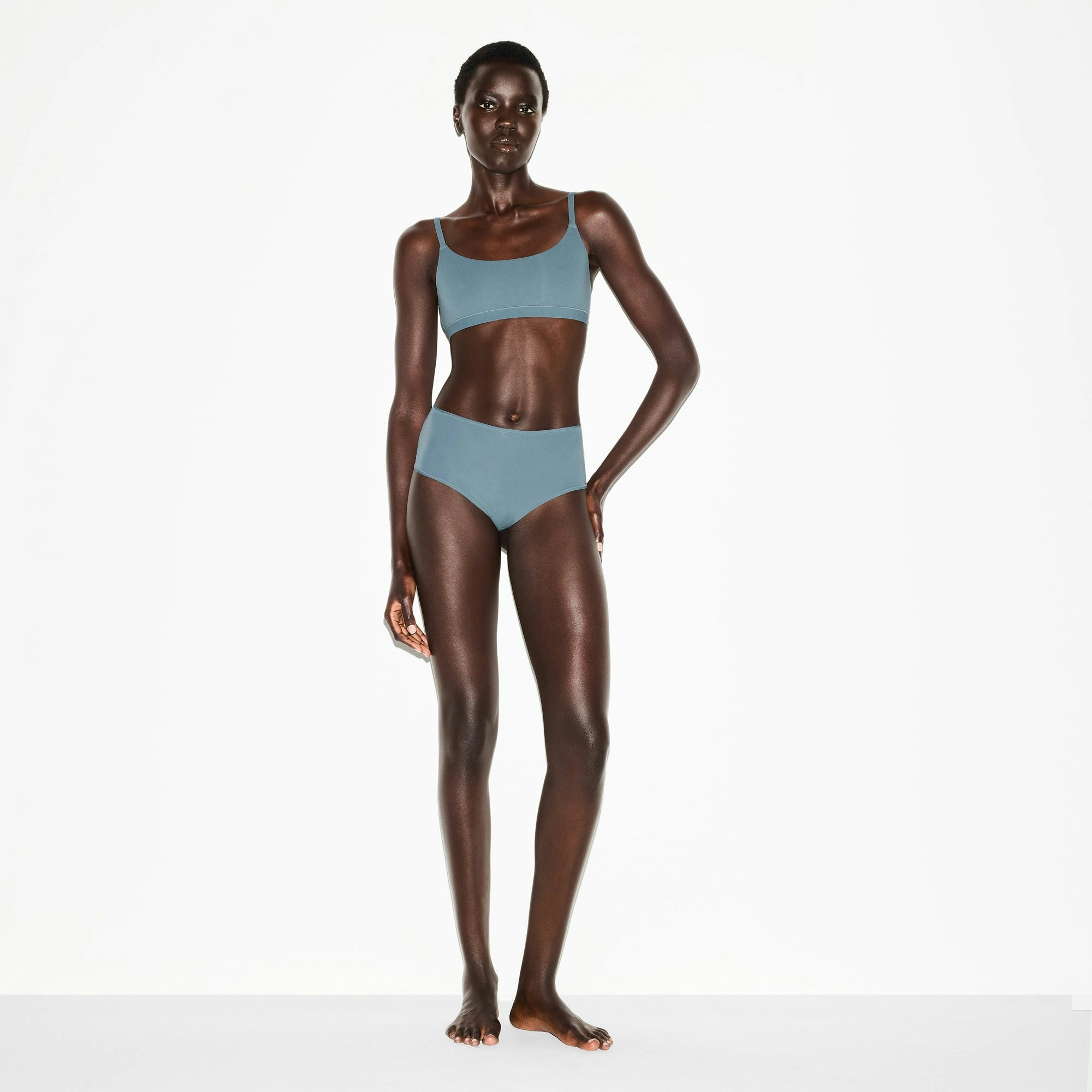 FITS EVERYBODY FULL BRIEF | ZIRCON ON A MODEL FRONT VIEW @ | FOCUS: 0.0, 1.0, 0.9