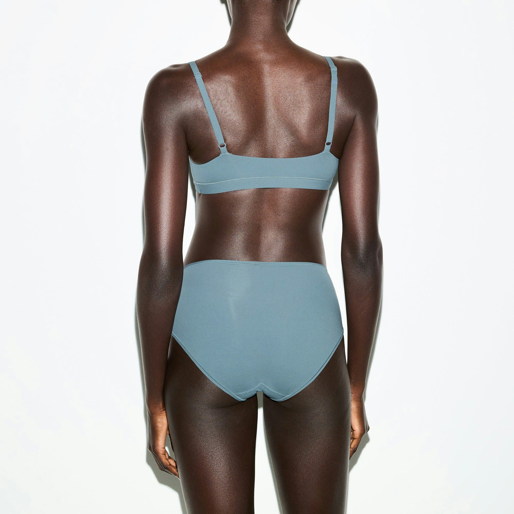 FITS EVERYBODY FULL BRIEF | ZIRCON ON A MODEL SIDE VIEW @ | FOCUS: 0.0, 1.0, 0.9