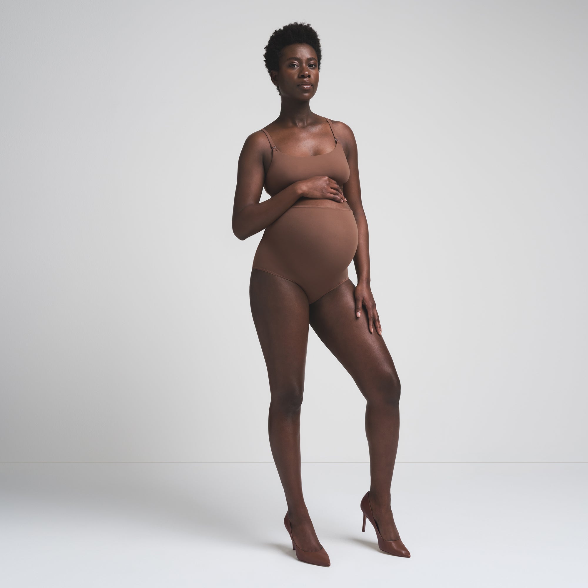 FITS EVERYBODY MATERNITY HIGH-WAISTED BRIEF | JASPER ON A MODEL FRONT VIEW | FOCUS: 0.0, 1.0, 0.9