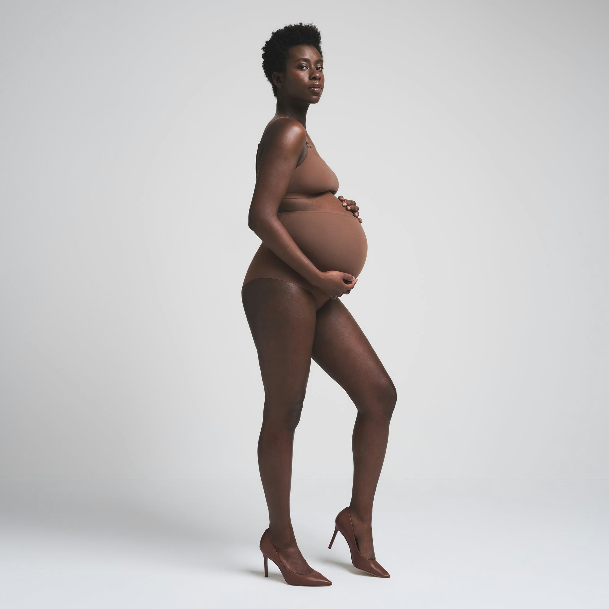 FITS EVERYBODY MATERNITY HIGH-WAISTED BRIEF | JASPER ON A MODEL FRONT VIEW | FOCUS: 0.0, 1.0, 0.9