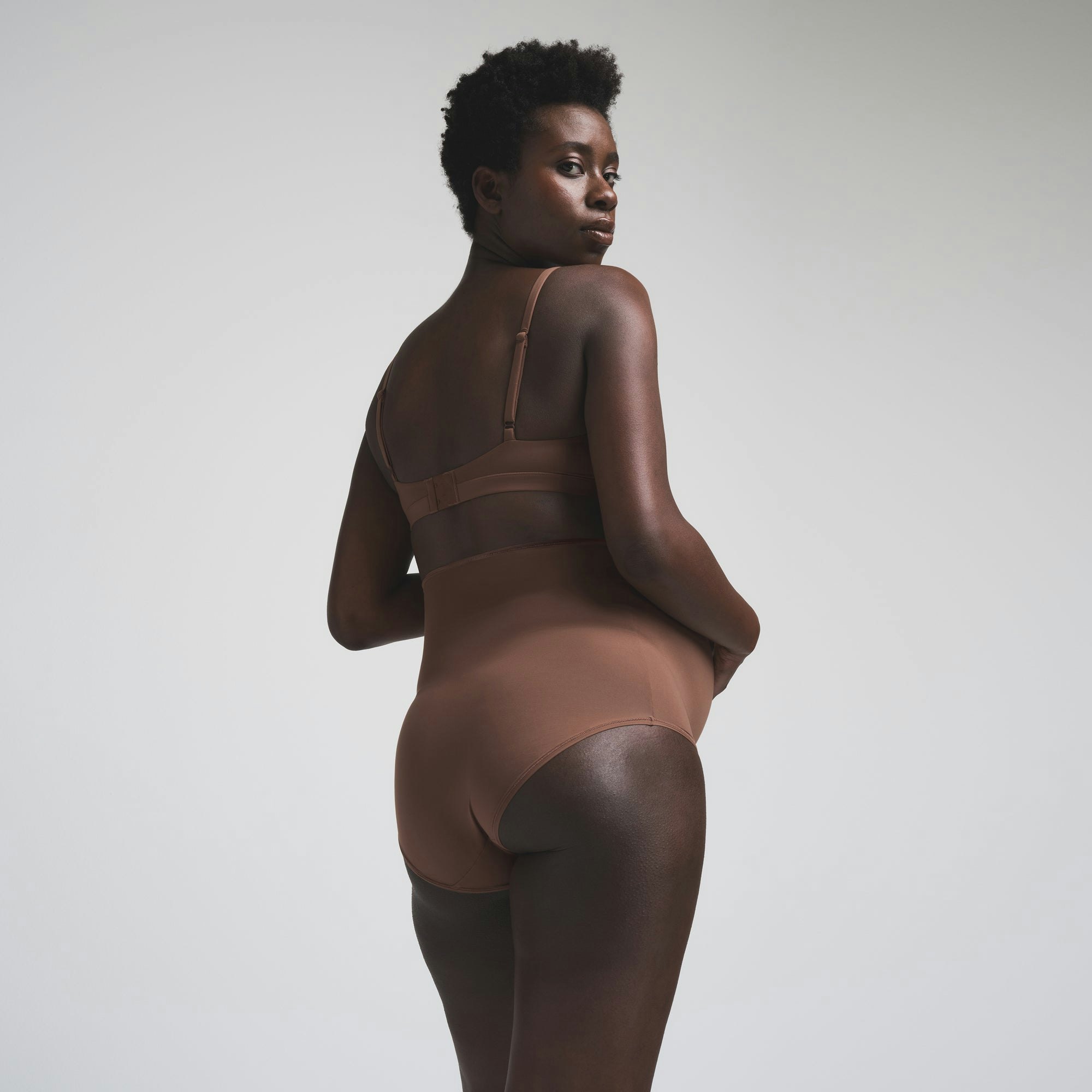 FITS EVERYBODY MATERNITY HIGH-WAISTED BRIEF | JASPER ON A MODEL SIDE VIEW | FOCUS: 0.0, 1.0, 0.9