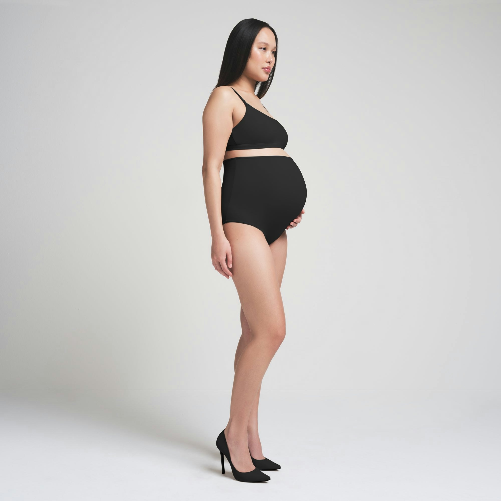 FITS EVERYBODY MATERNITY HIGH-WAISTED BRIEF | ONYX ON A MODEL FRONT VIEW | FOCUS: 0.0, 1.0, 0.9