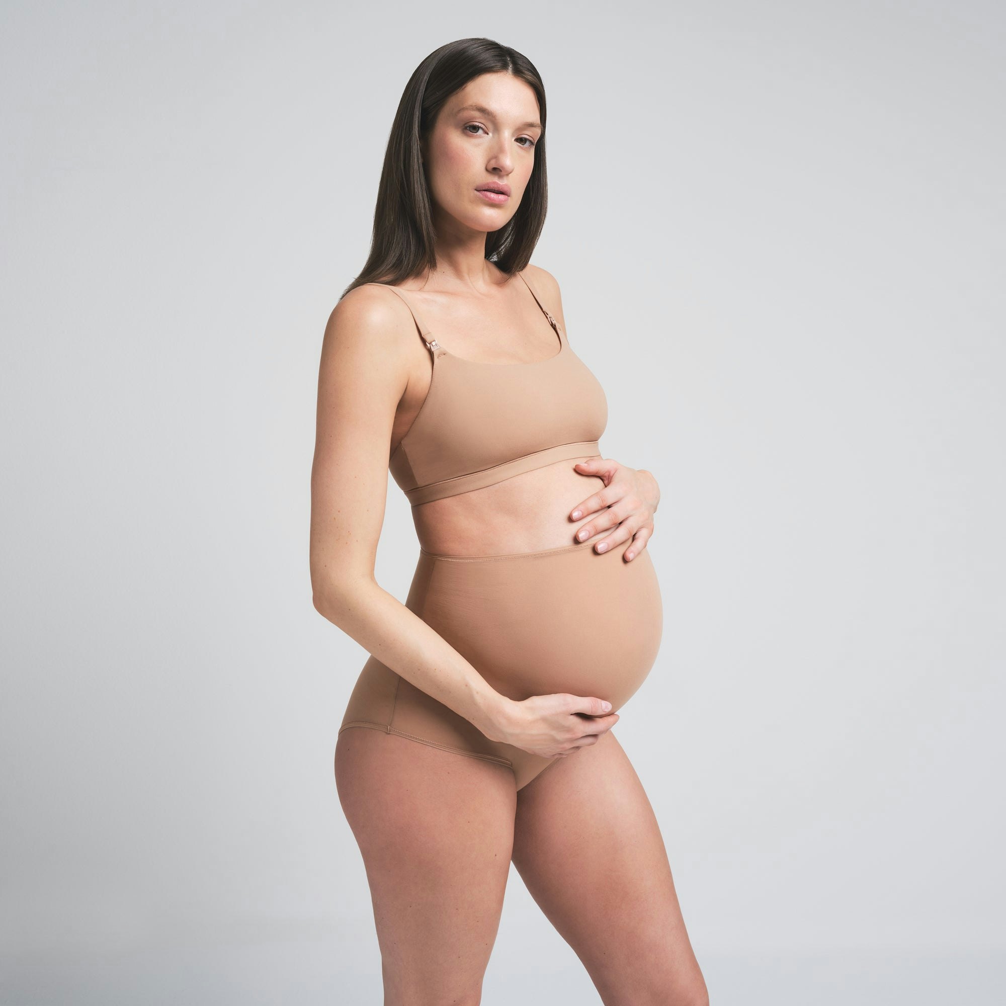 FITS EVERYBODY MATERNITY HIGH-WAISTED BRIEF | SIENNA ON A MODEL SIDE VIEW | FOCUS: 0.0, 1.0, 0.9