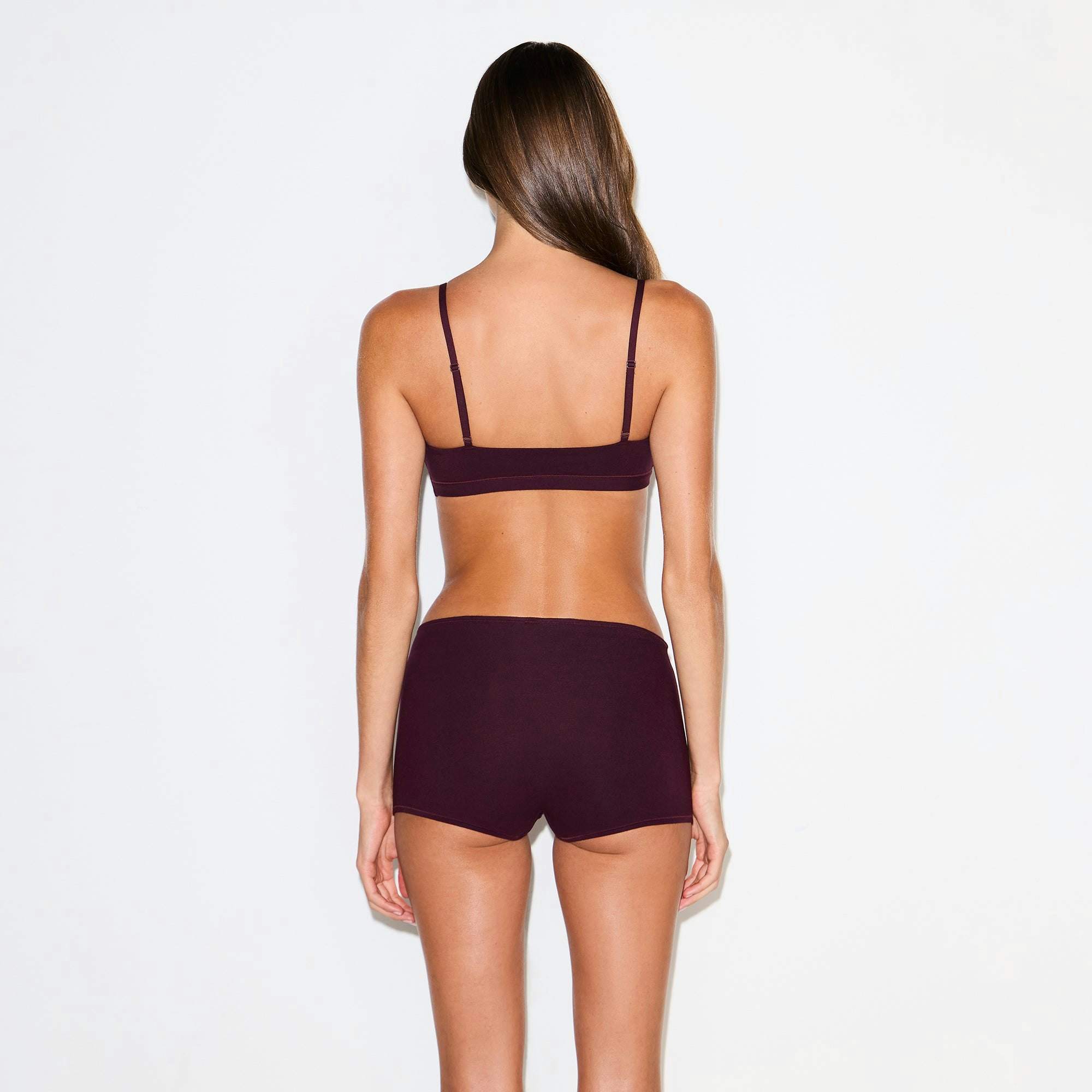 COTTON JERSEY BOY SHORT | CURRANT ON A MODEL BACK VIEW @ | FOCUS: 0.0, 1.0, 0.9