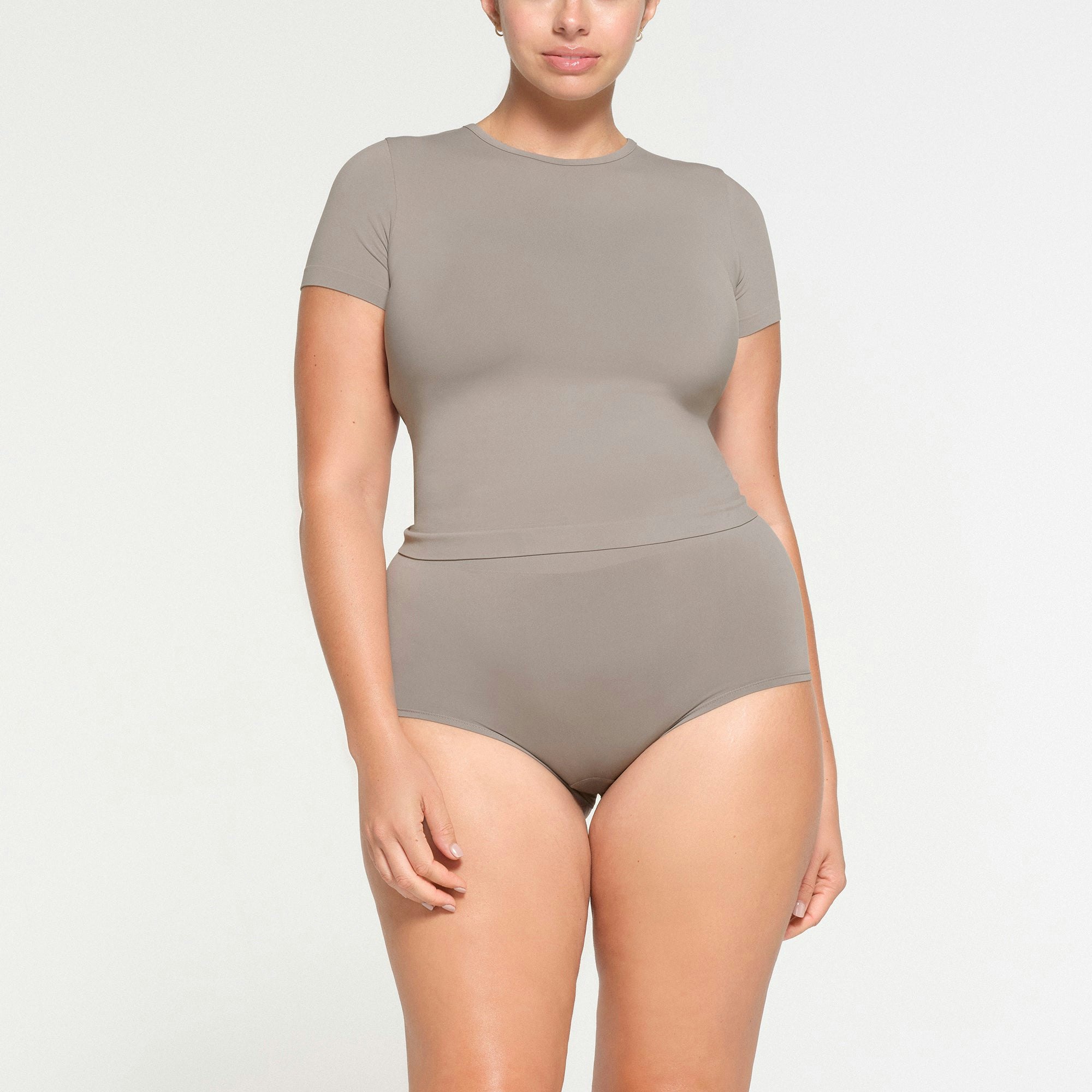 SOFT SMOOTHING SEAMLESS BOY SHORT | SMOKE ON A MODEL FRONT VIEW