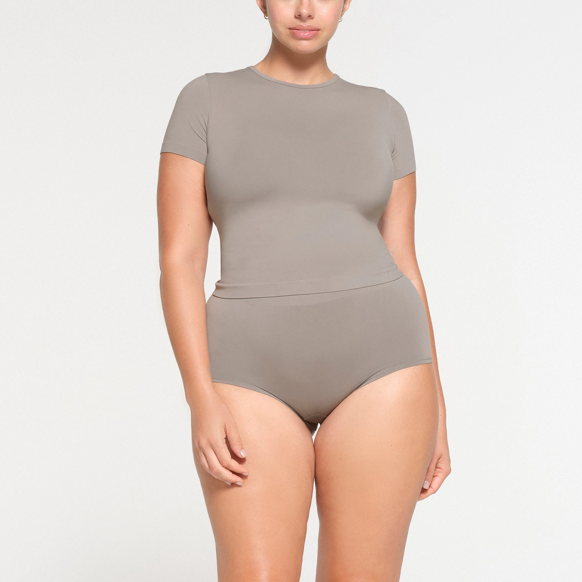 SOFT SMOOTHING SEAMLESS BOY SHORT | SMOKE ON A MODEL FRONT VIEW