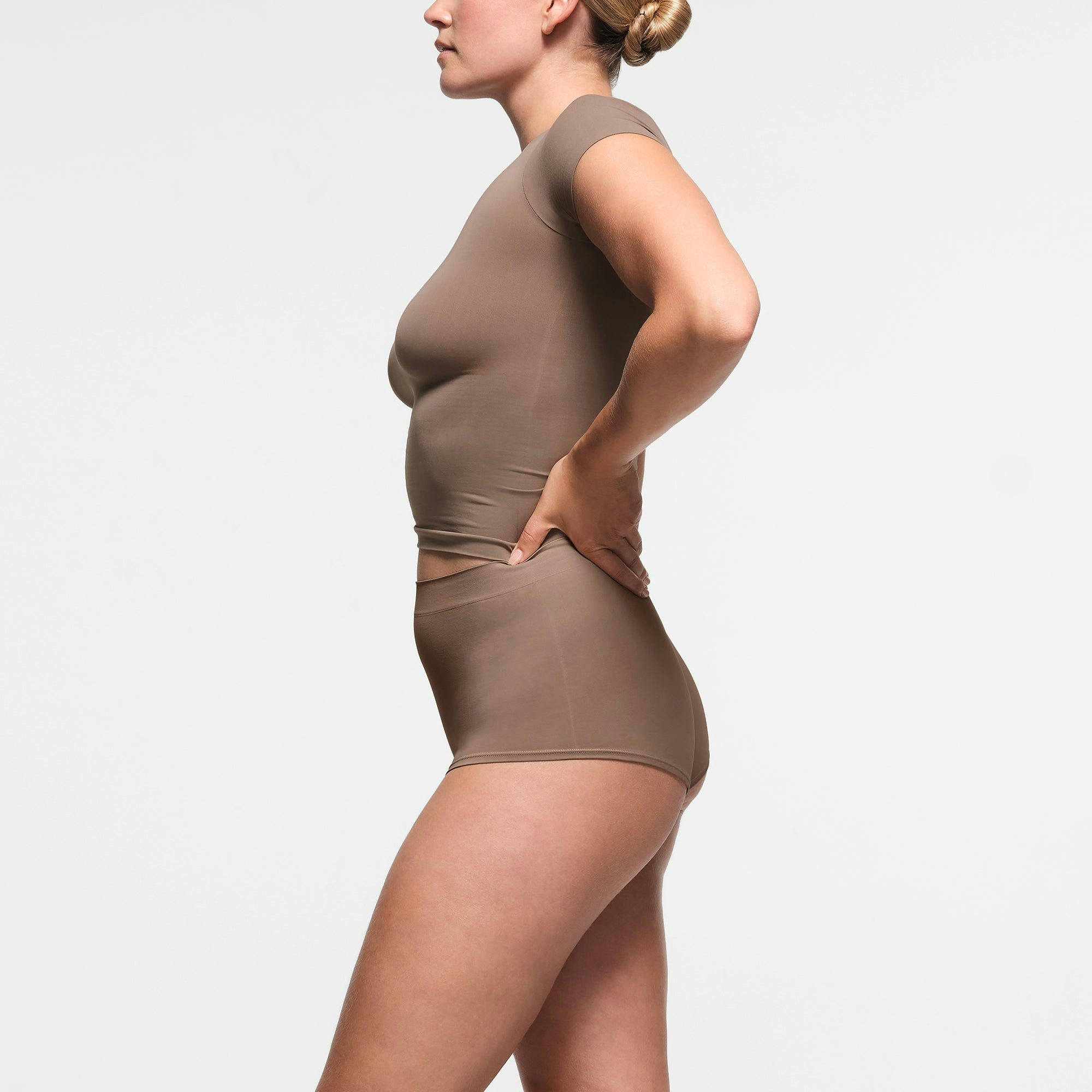 SOFT SMOOTHING SEAMLESS BOY SHORT | TRUFFLE ON A MODEL SIDE VIEW