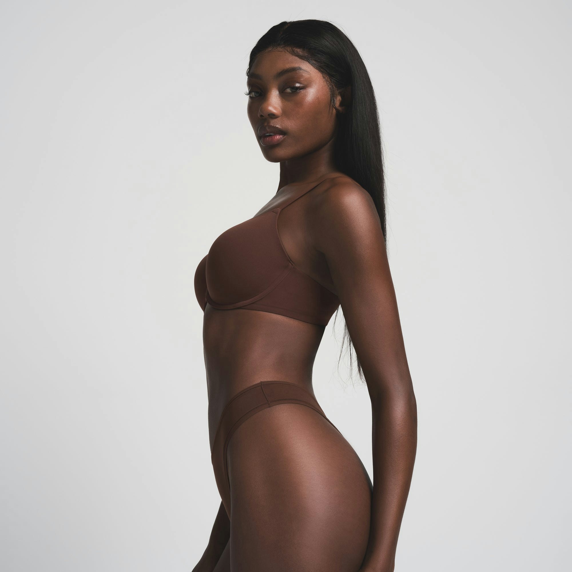 FITS EVERYBODY DIPPED FRONT THONG | COCOA ON A MODEL SIDE VIEW | FOCUS: 0.0, 1.0, 0.9
