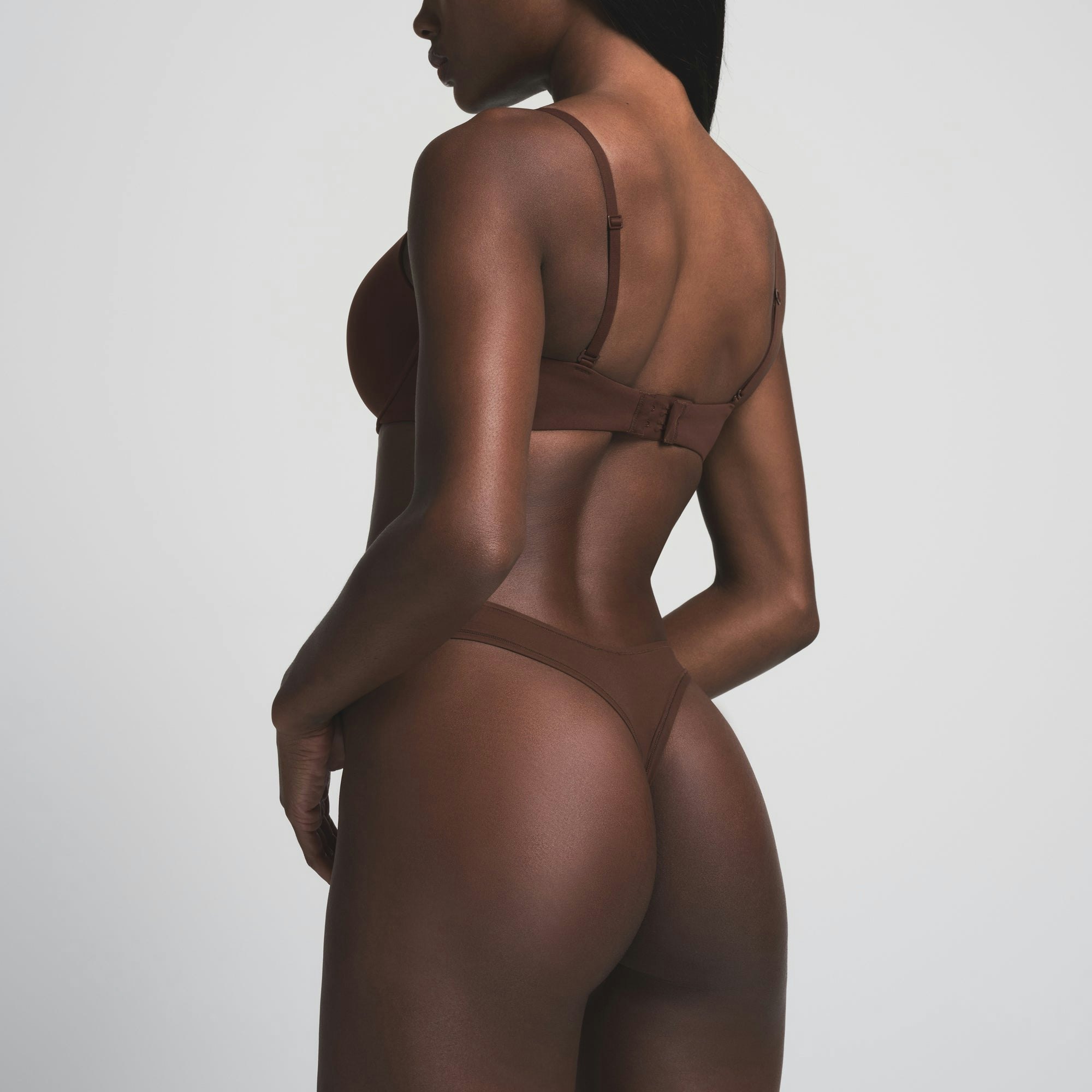 FITS EVERYBODY DIPPED FRONT THONG | COCOA ON A MODEL BACK VIEW | FOCUS: 0.0, 1.0, 0.9