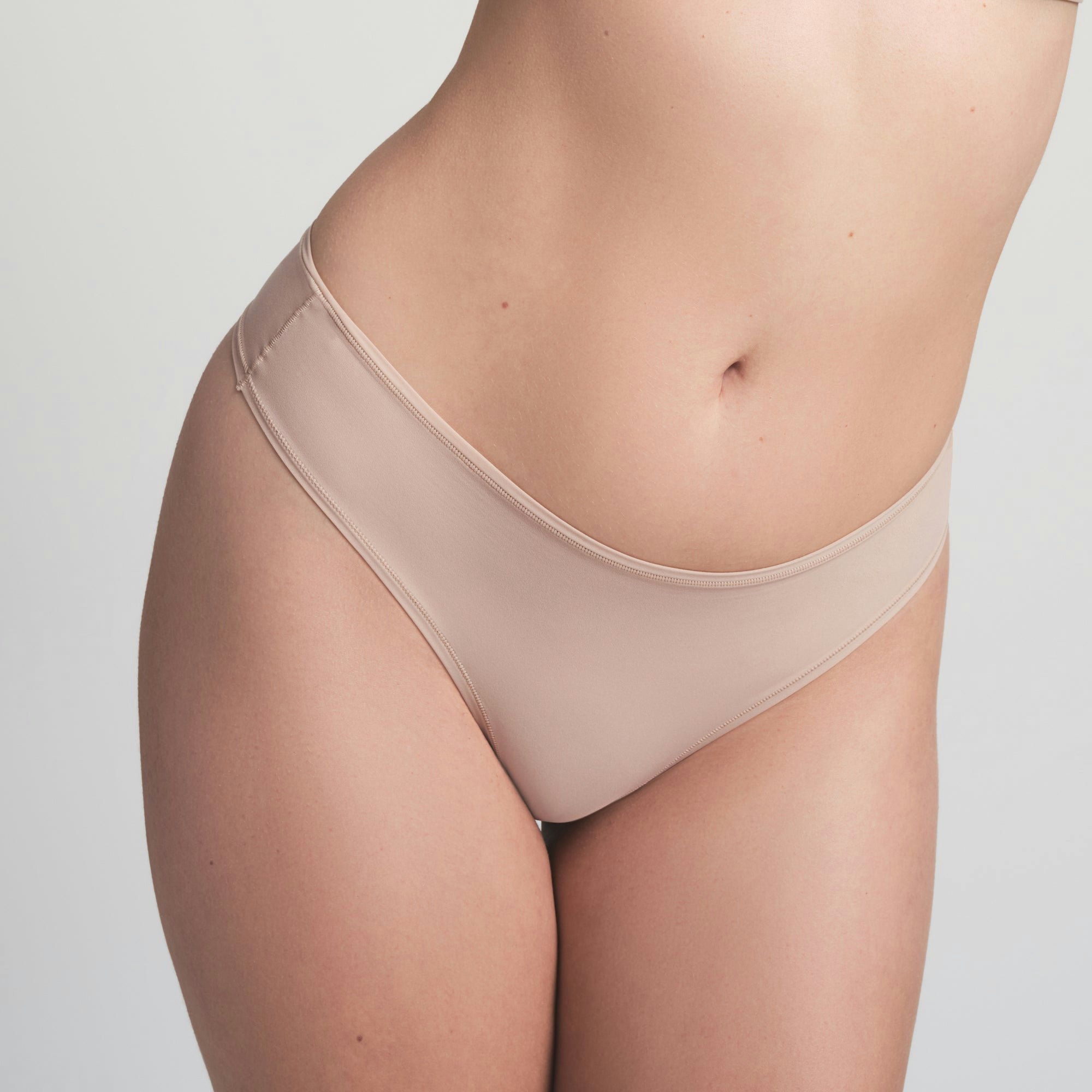 FITS EVERYBODY THONG | MICA ON A MODEL FRONT VIEW | FOCUS: 0.0, 1.0, 0.9