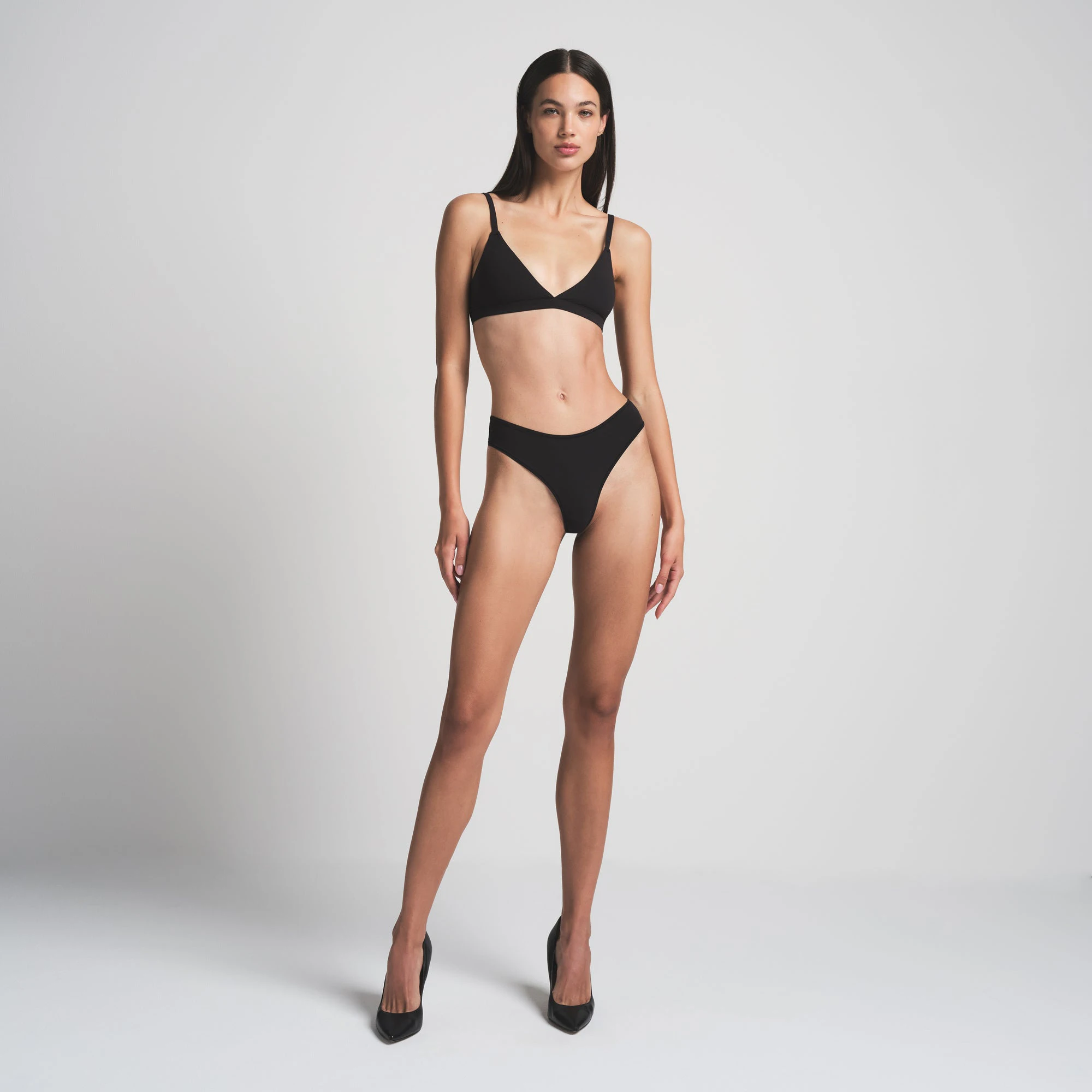 FITS EVERYBODY THONG | ONYX ON A MODEL FRONT VIEW | FOCUS: 0.0, 1.0, 0.9 @ | FOCUS: 0.0, 1.0, 0.9