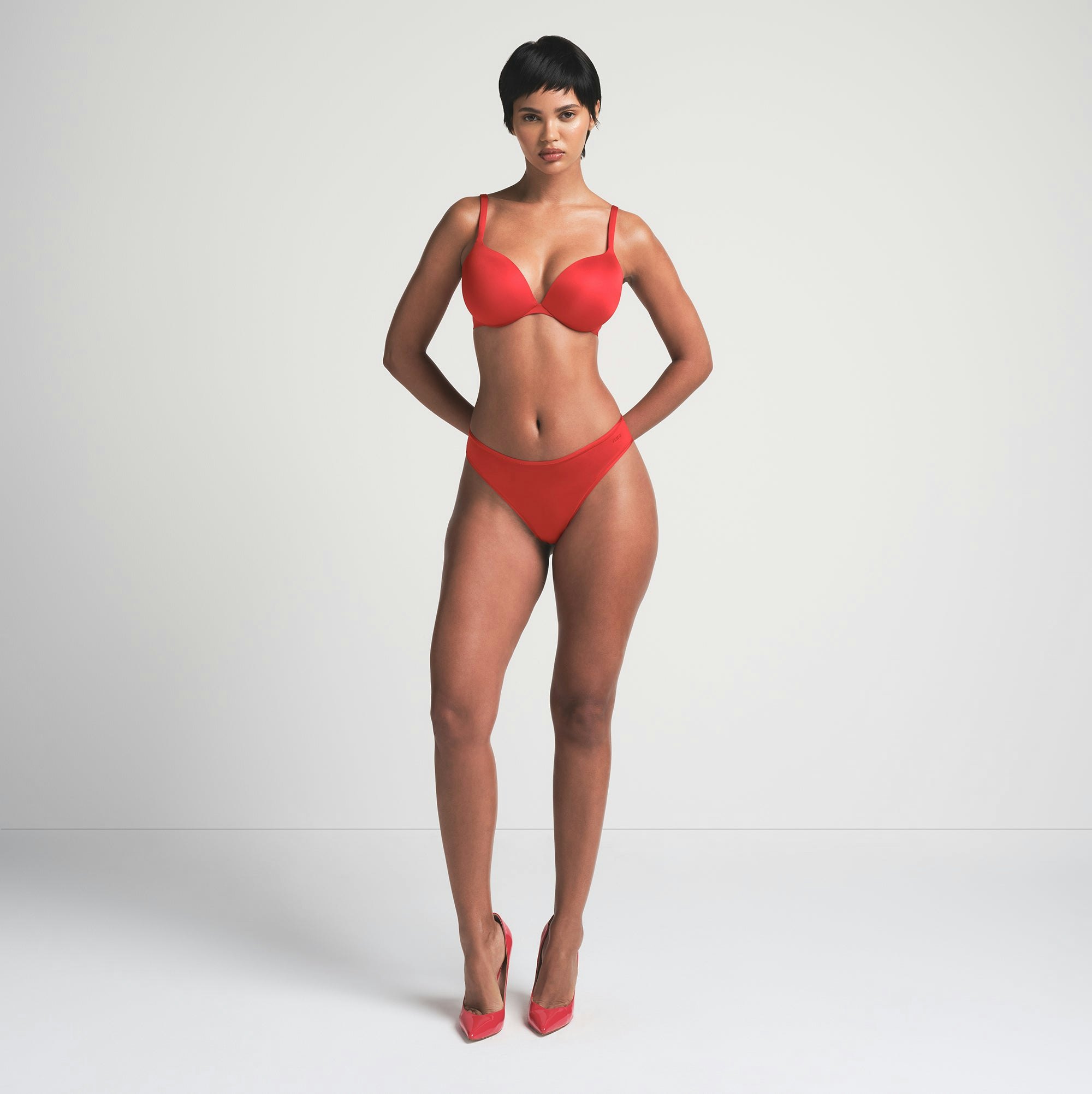 SHINE FOUNDATIONS THONG | CAYENNE ON A MODEL FRONT VIEW | FOCUS: 0.0, 1.0, 0.9