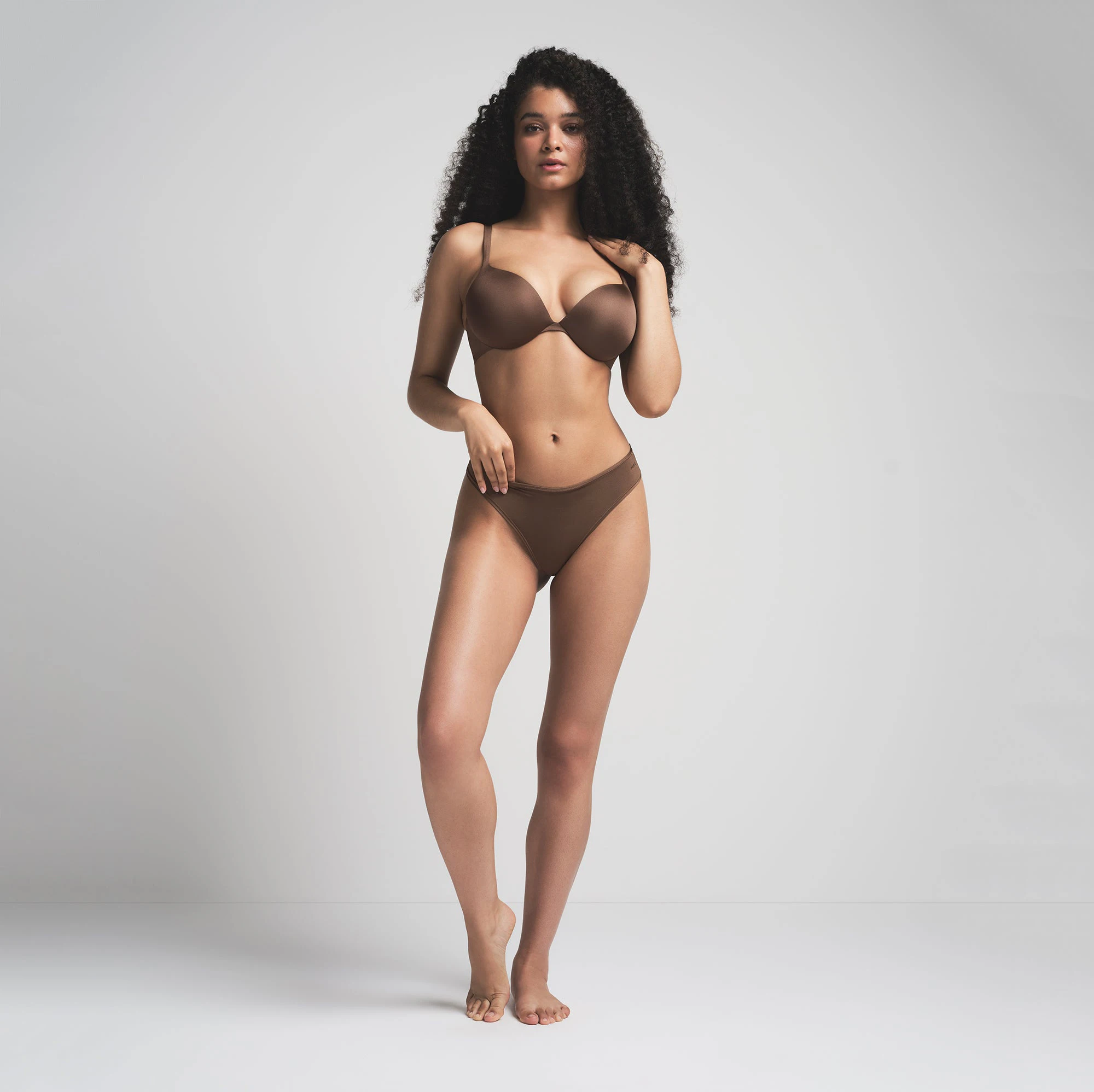 SHINE FOUNDATIONS THONG | OXIDE ON A MODEL FRONT VIEW | FOCUS: 0.0, 1.0, 0.9