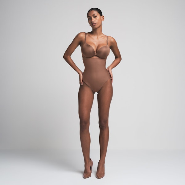 SKIMS BODY CORE SCULPT HIGH-WAISTED THONG | JASPER ON A MODEL FRONT VIEW | FOCUS: 0.0, 1.0, 0.9